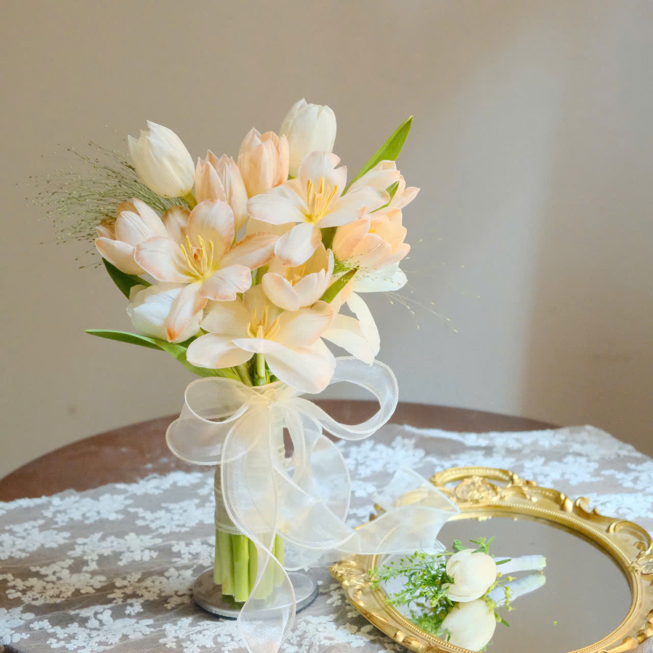 Bó hoa cưới Tulip tone trà sữa