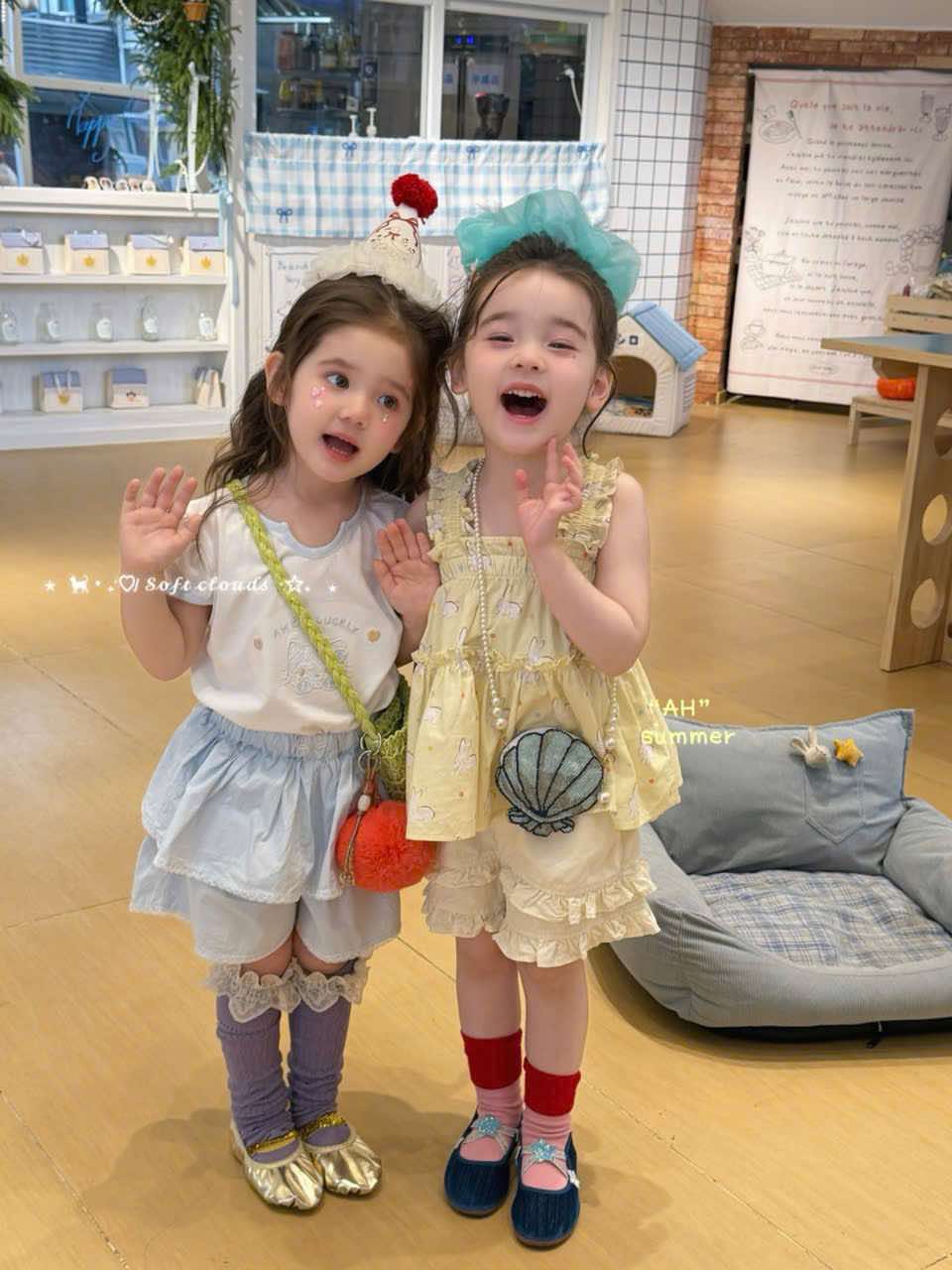 AH55 - Áo thun trắng hoạ tiết màu xanh/hồng hãng AH