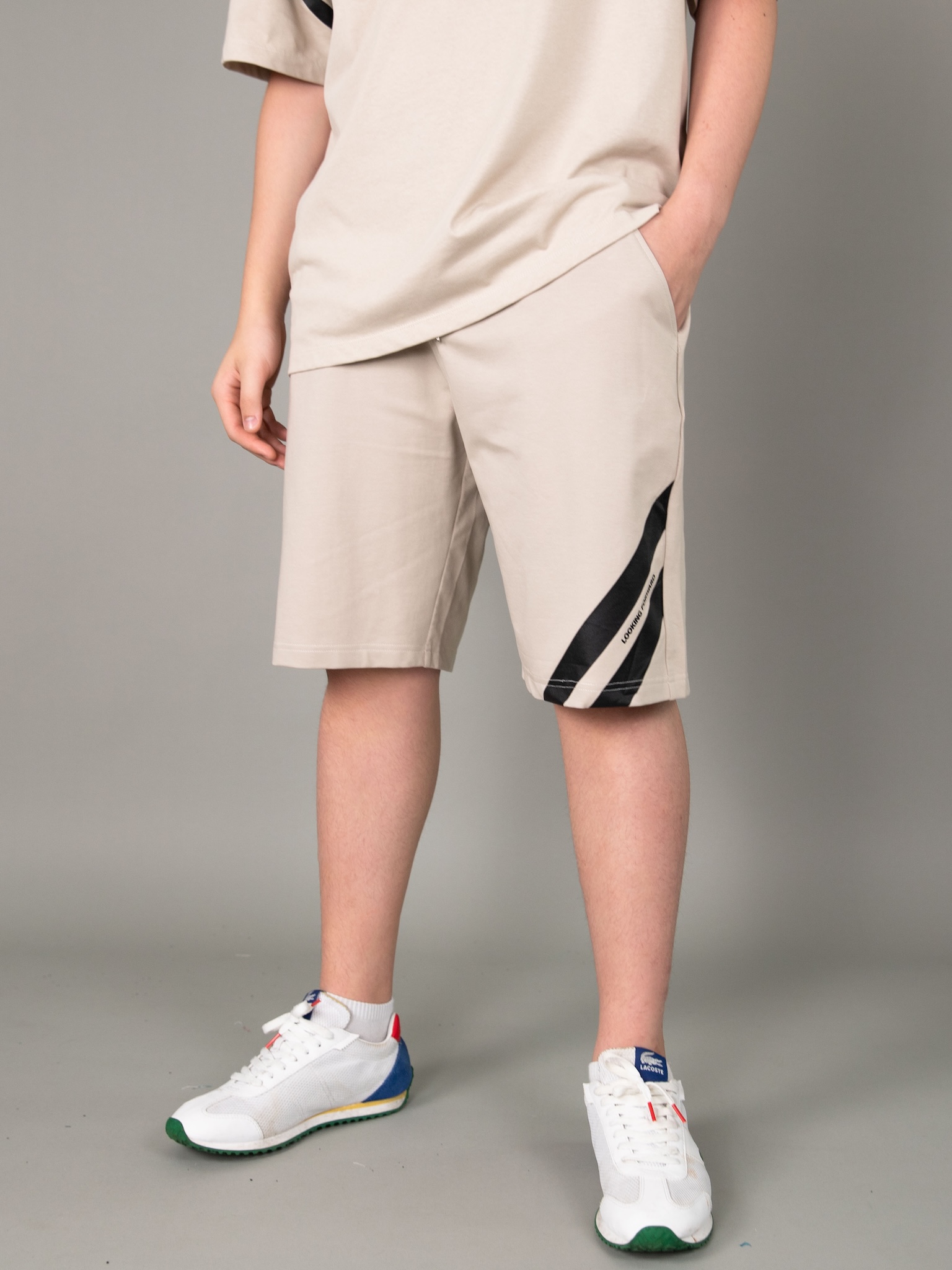 Quần short bé trai màu be in 2 sọc chéo đen