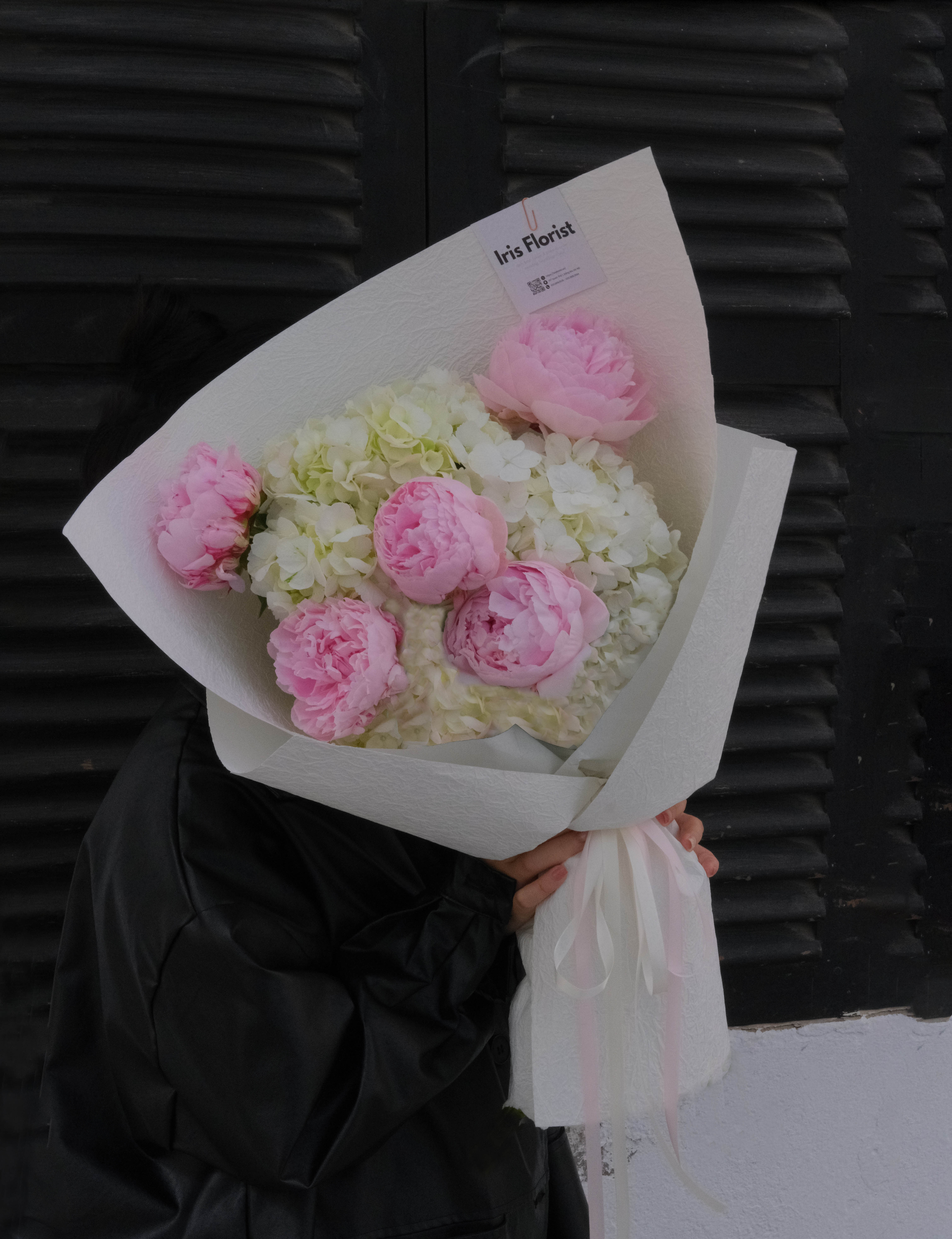 Bó hoa Tú Cầu trắng mix Peony Sarah