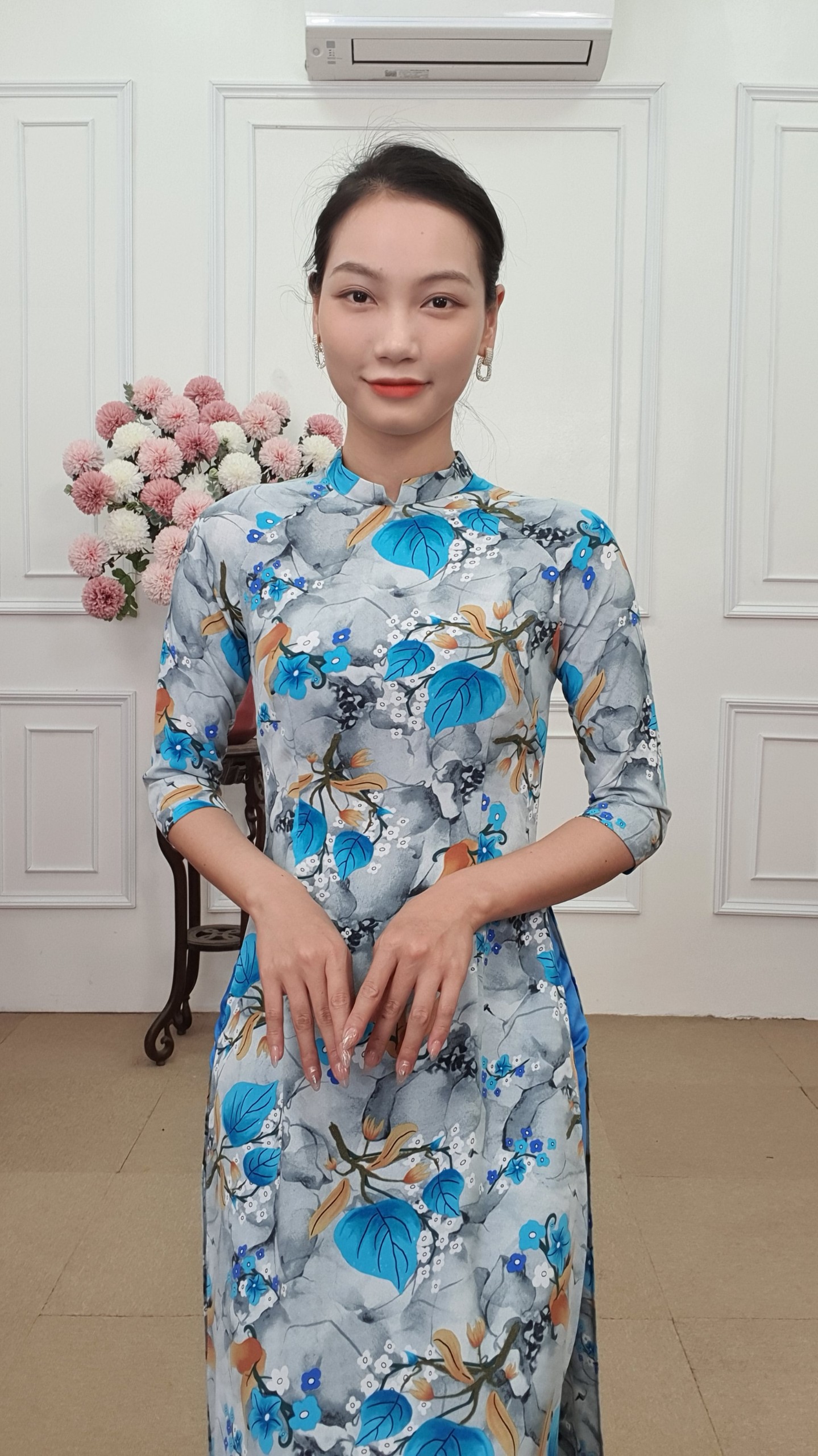 A2028 áo dài lụa hàn châu cổ 2p nền xám đá hoa lá xanh biển 199k_thumbnail_1