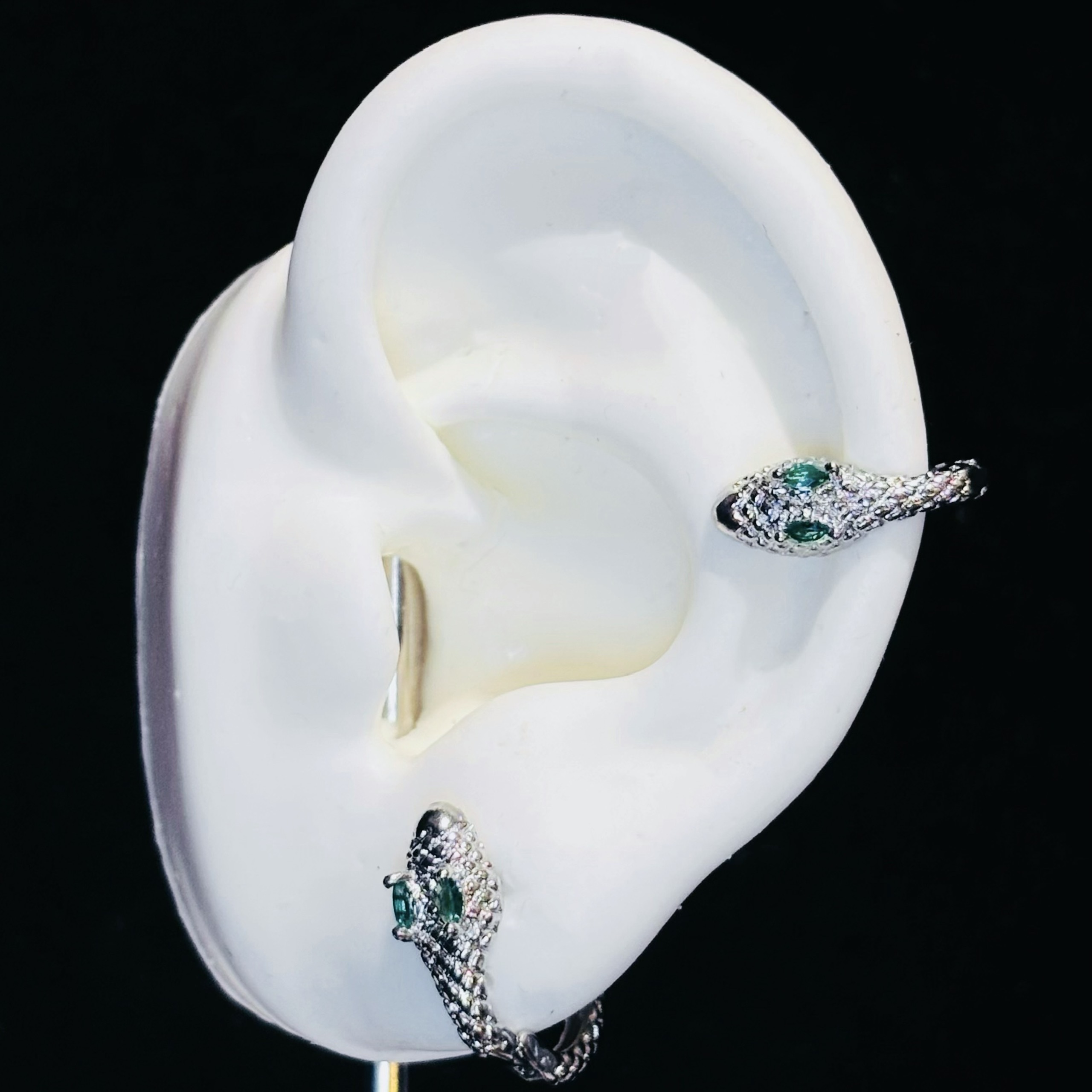 Khuyên vòng kiểu rắn lớn mắt xanh lồi size 6