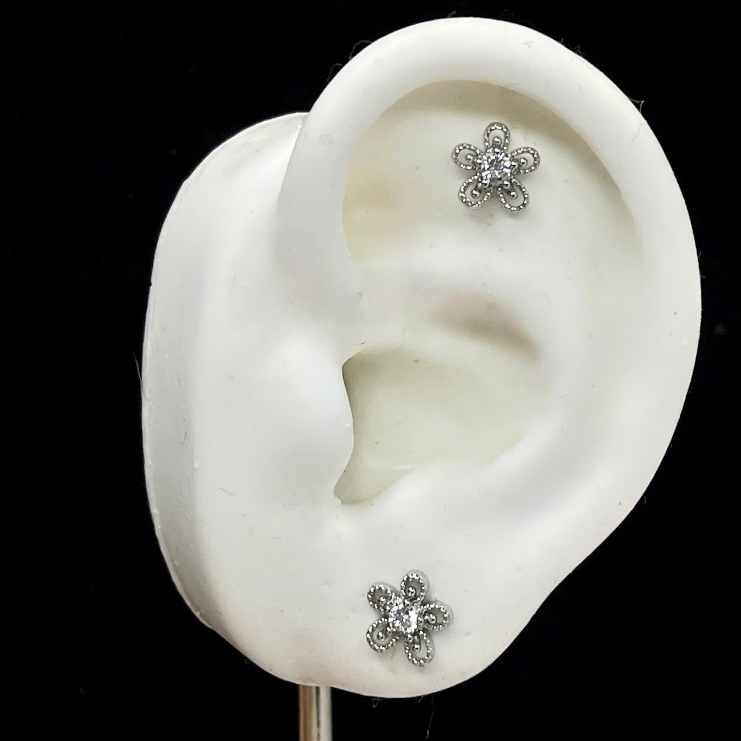 Khuyên kiểu hoa trắng 5 cánh tròn dẹt_thumbnail_2