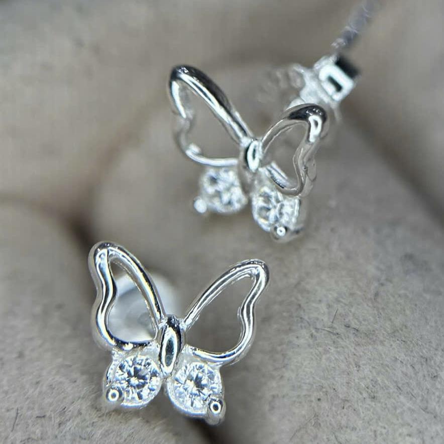 Khuyên kiểu bạc con bướm đính kim cương.