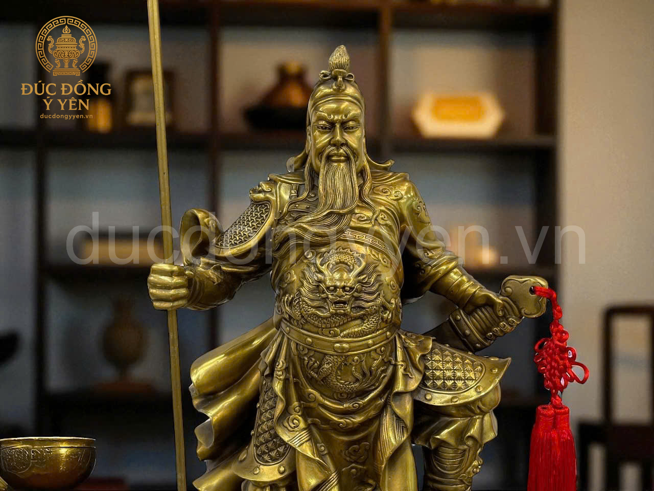 Tượng Quan Công cầm đao đứng bệ gốc tùng  bằng đồng vàng thau _thumbnail_2