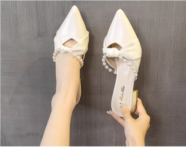 Dép xỏ ngón kiểu Chanel mũi nhọn