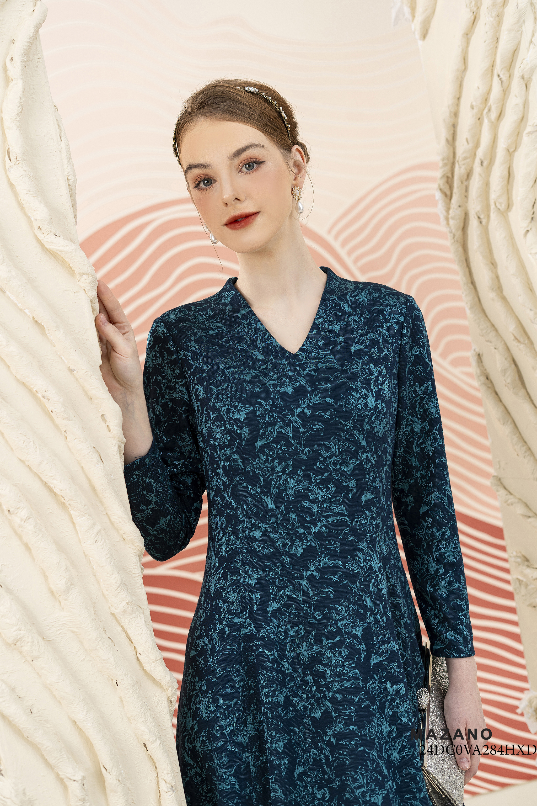 Váy Đầm Ôm bổ mảnh Vải dạ len Hoạ tiết cách điệu Cổ V leo Tay dài Dài qua bắp chân_thumbnail_2