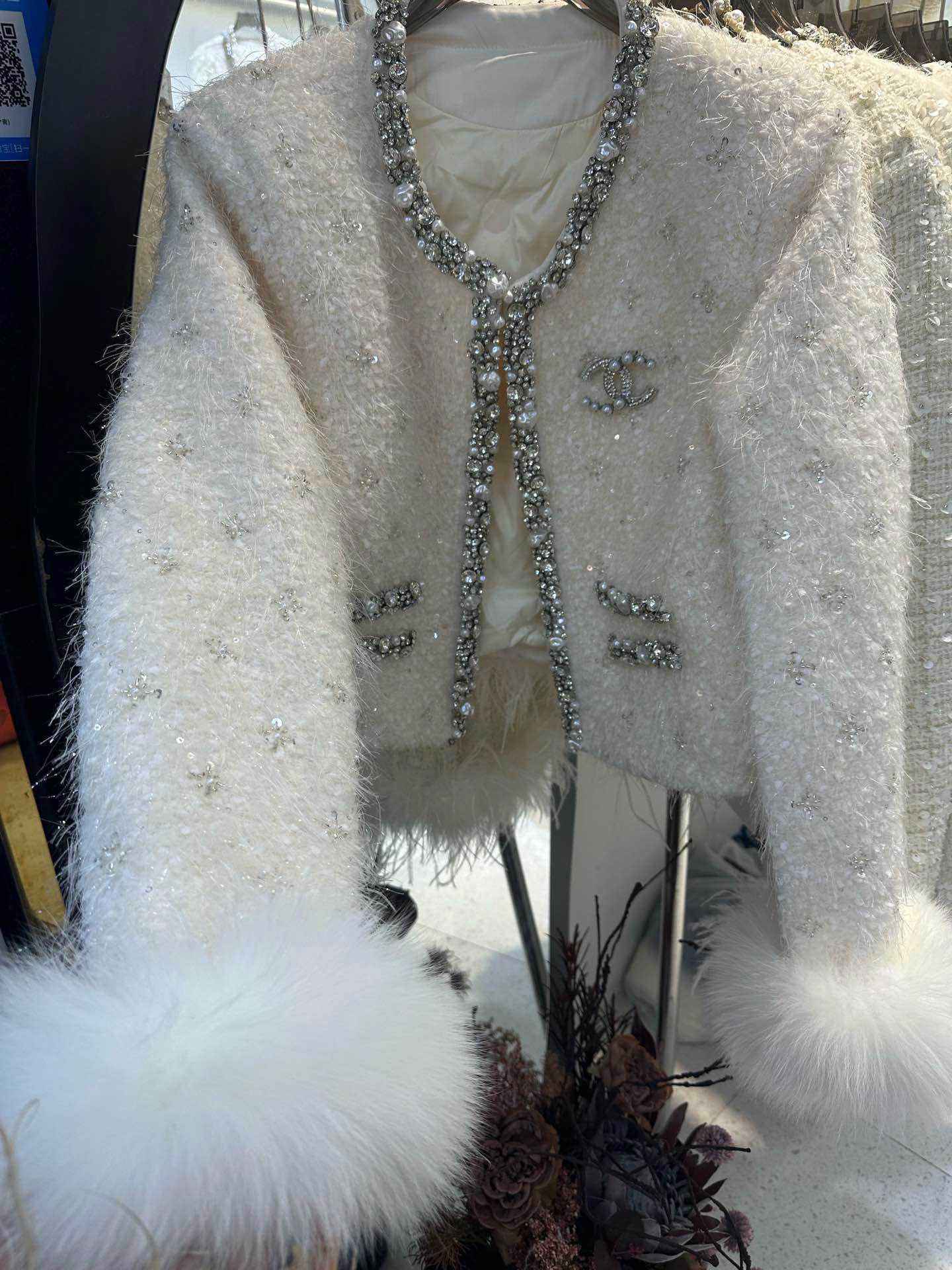 Áo dạ viền ngọc tay lông - V39