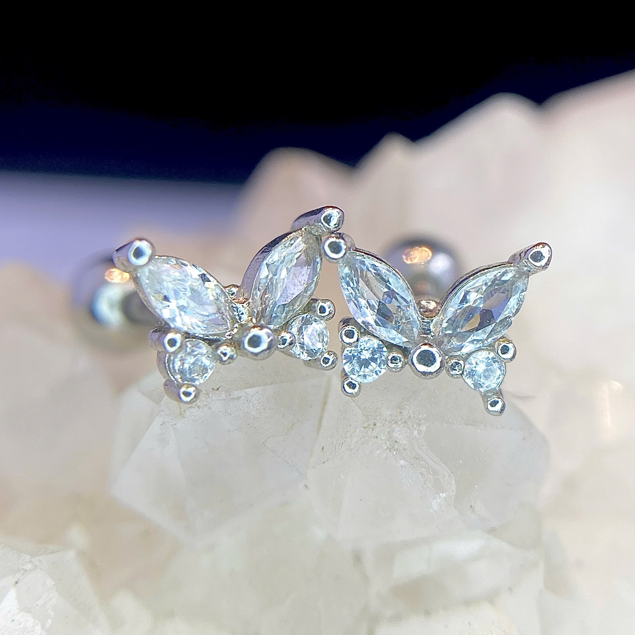 Khuyên kiểu bướm trắng dẹt_thumbnail_1