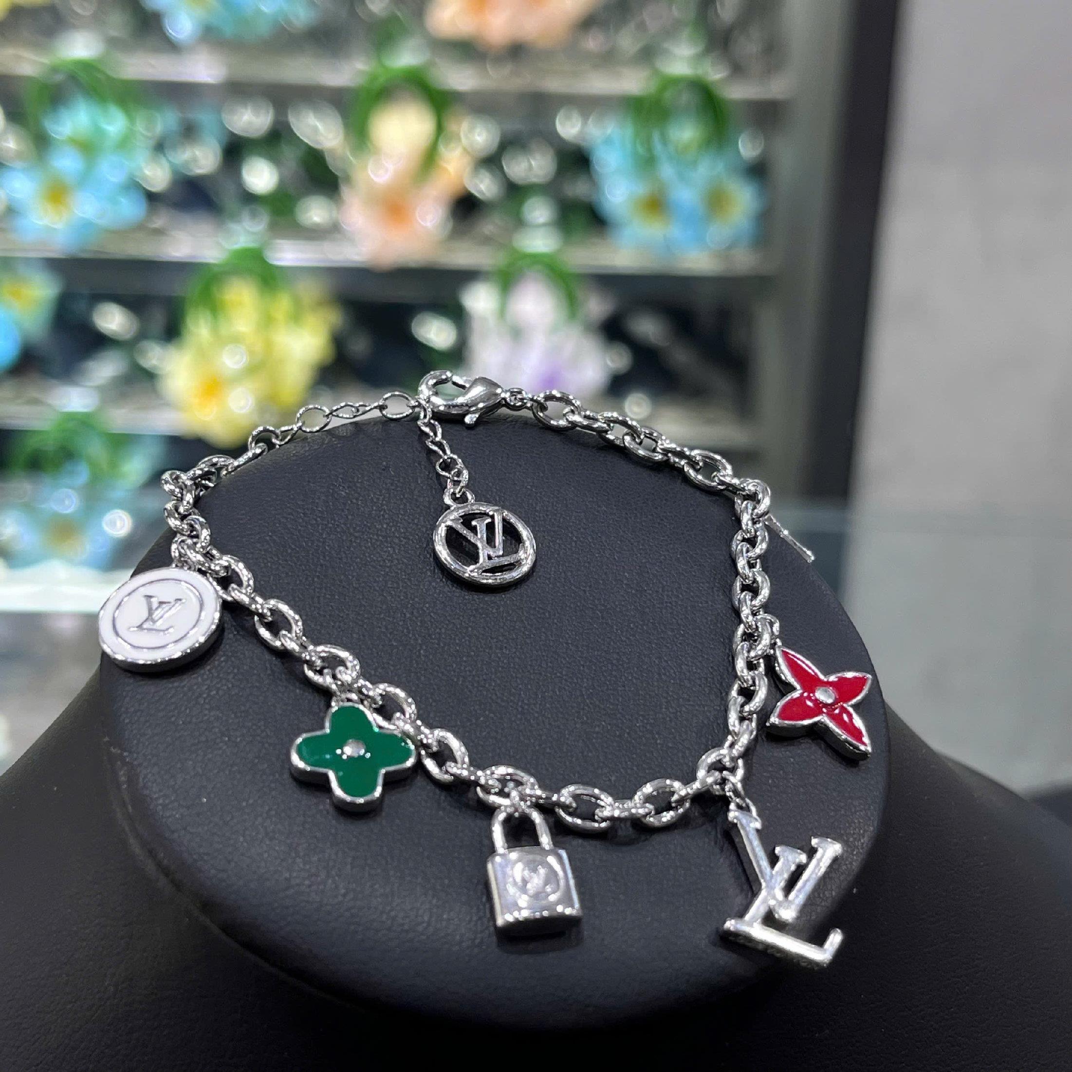 vòng tay titan mạ vàng trắng charm LV hoa nhiều màu_thumbnail_2