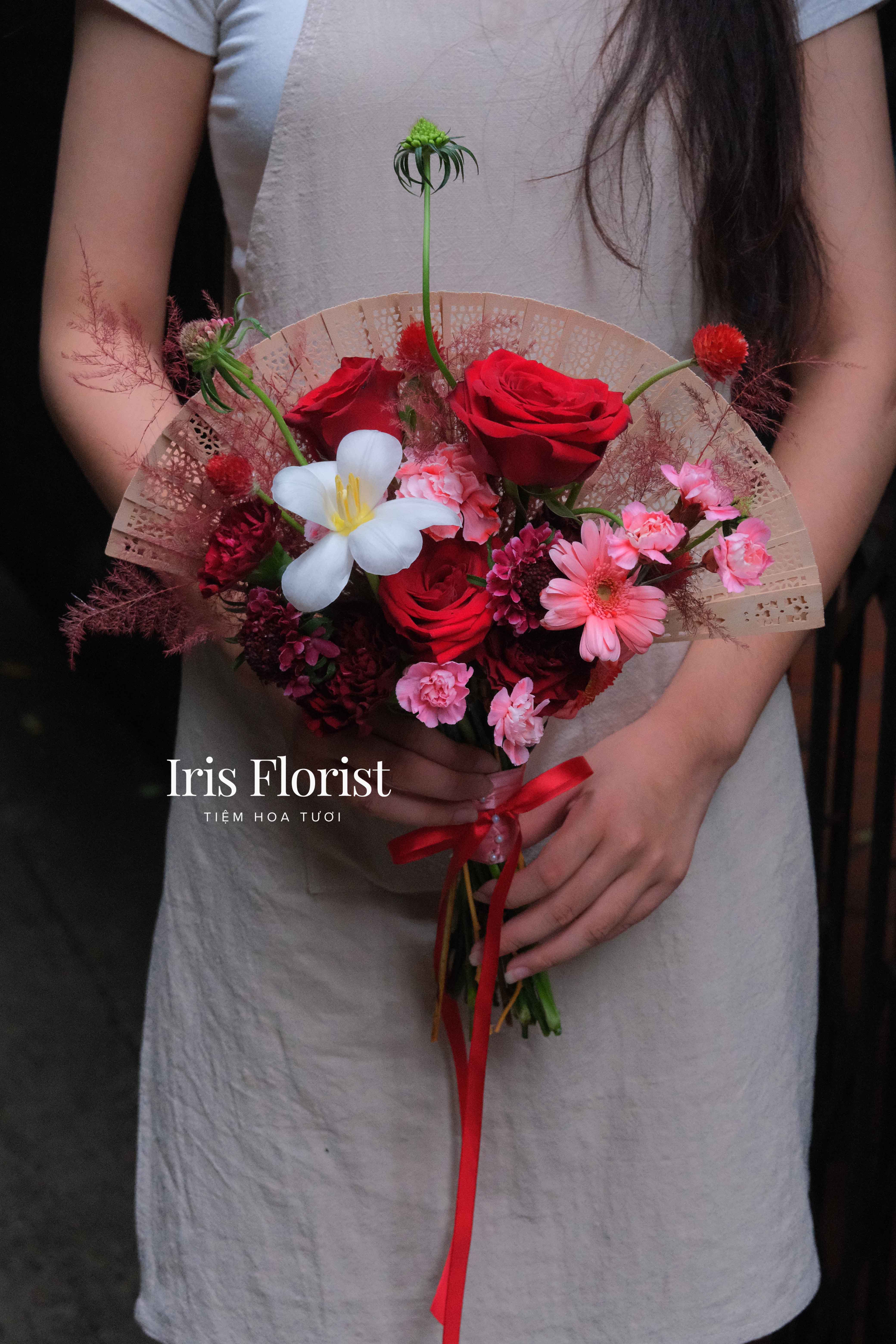 Quạt hoa tone đỏ mix tulip