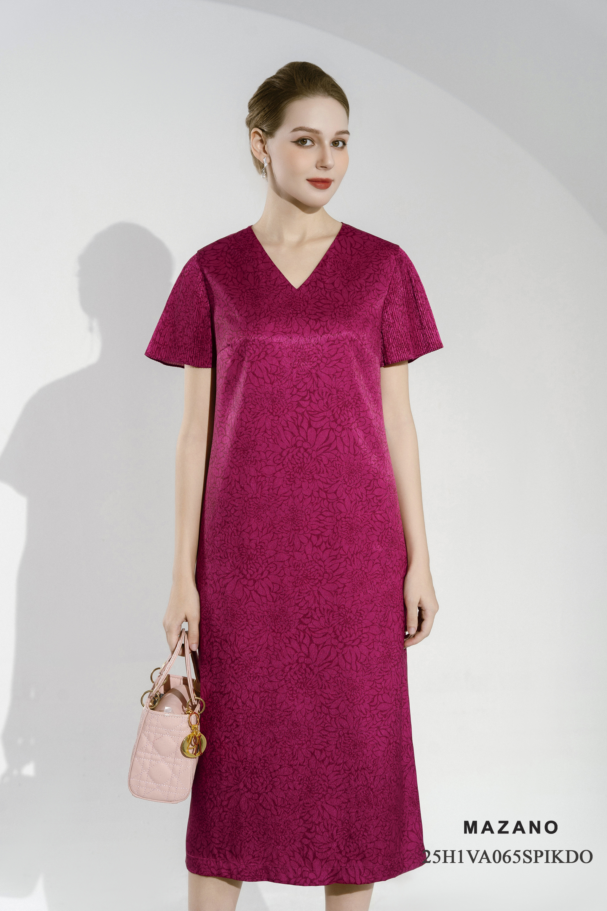 Váy Đầm Suông Vải lụa vân chìm Hoạ tiết hoa cúc cách điệu Cổ V Tay ngắn Dài ngang bắp chân_thumbnail_2