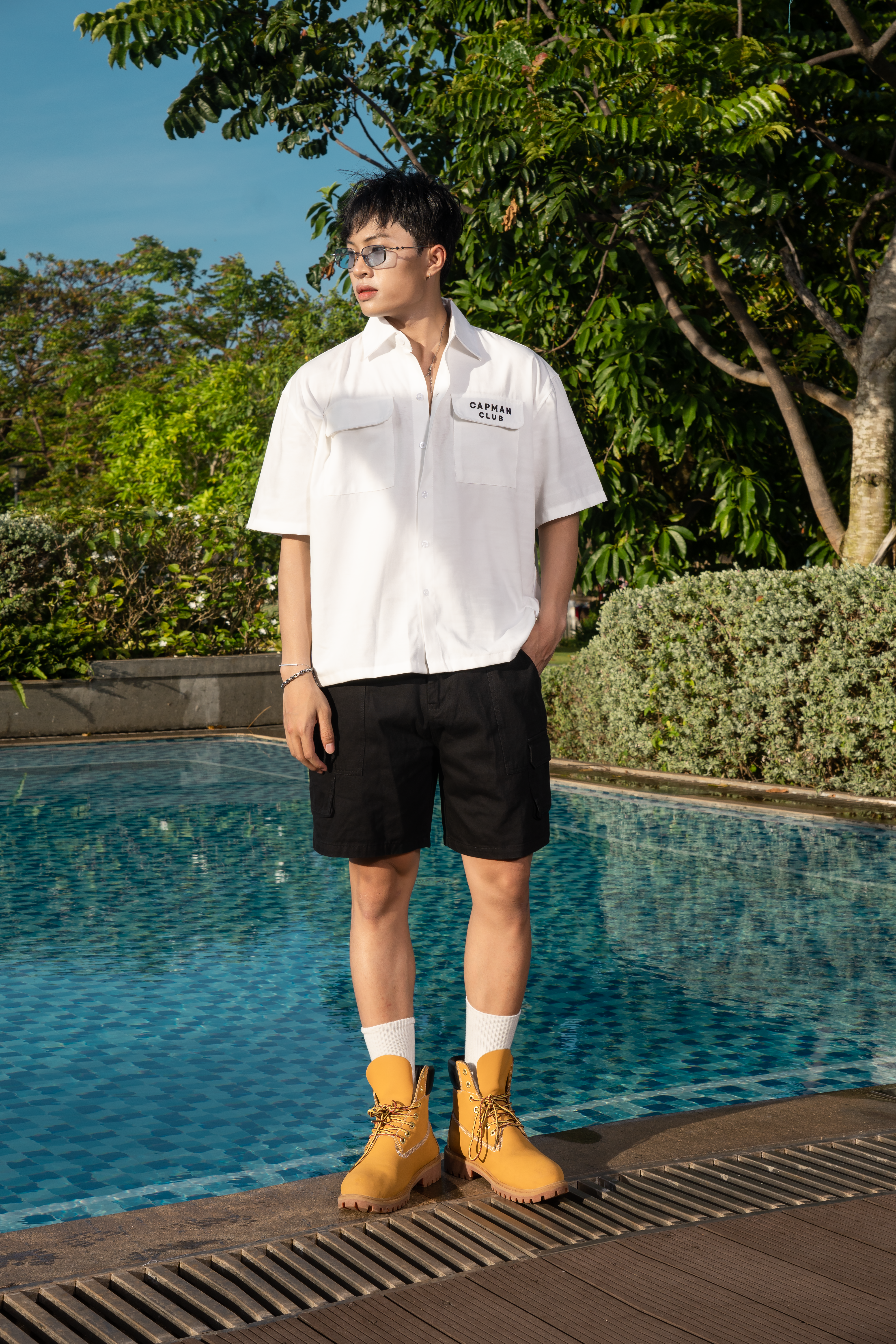 Set áo sơ mi RYAN trắng basic phối quần short trên gối khaki TÚI HỘP đen hack chiều cao tuyệt vời