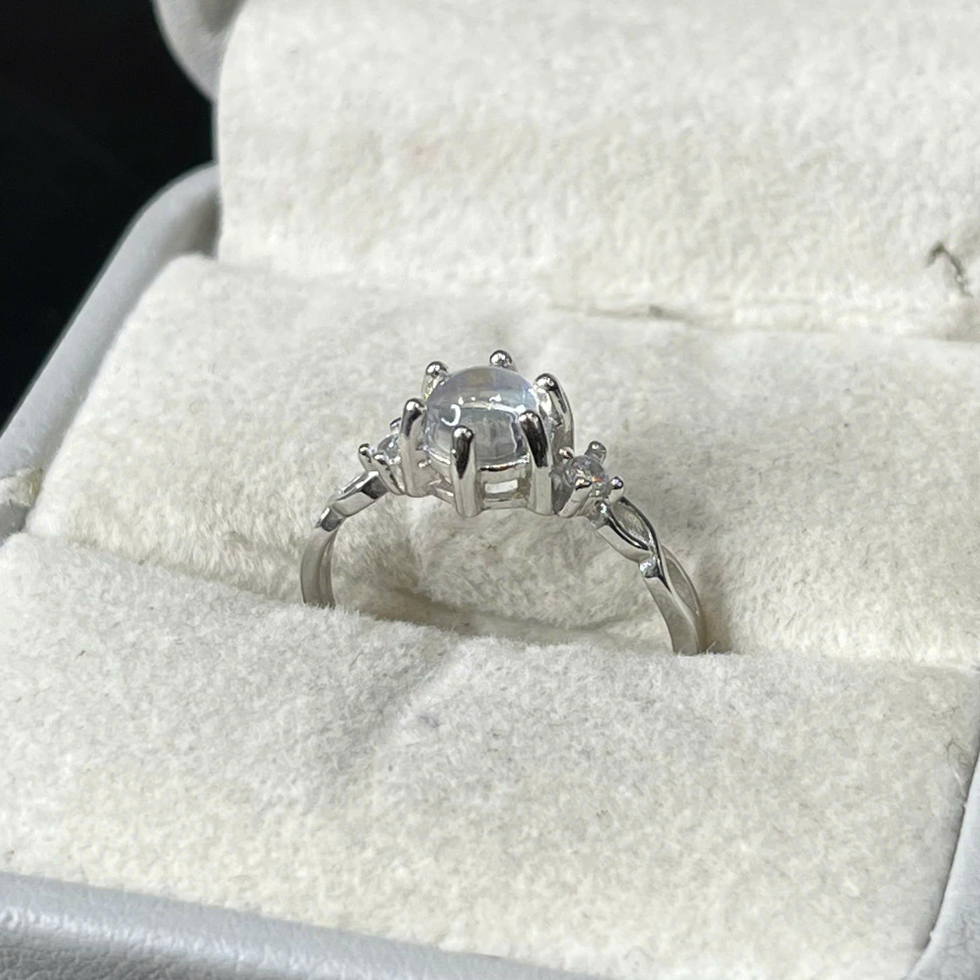 nhẫn bạc kiểu 925 đá moonstone chỉnh size được.
