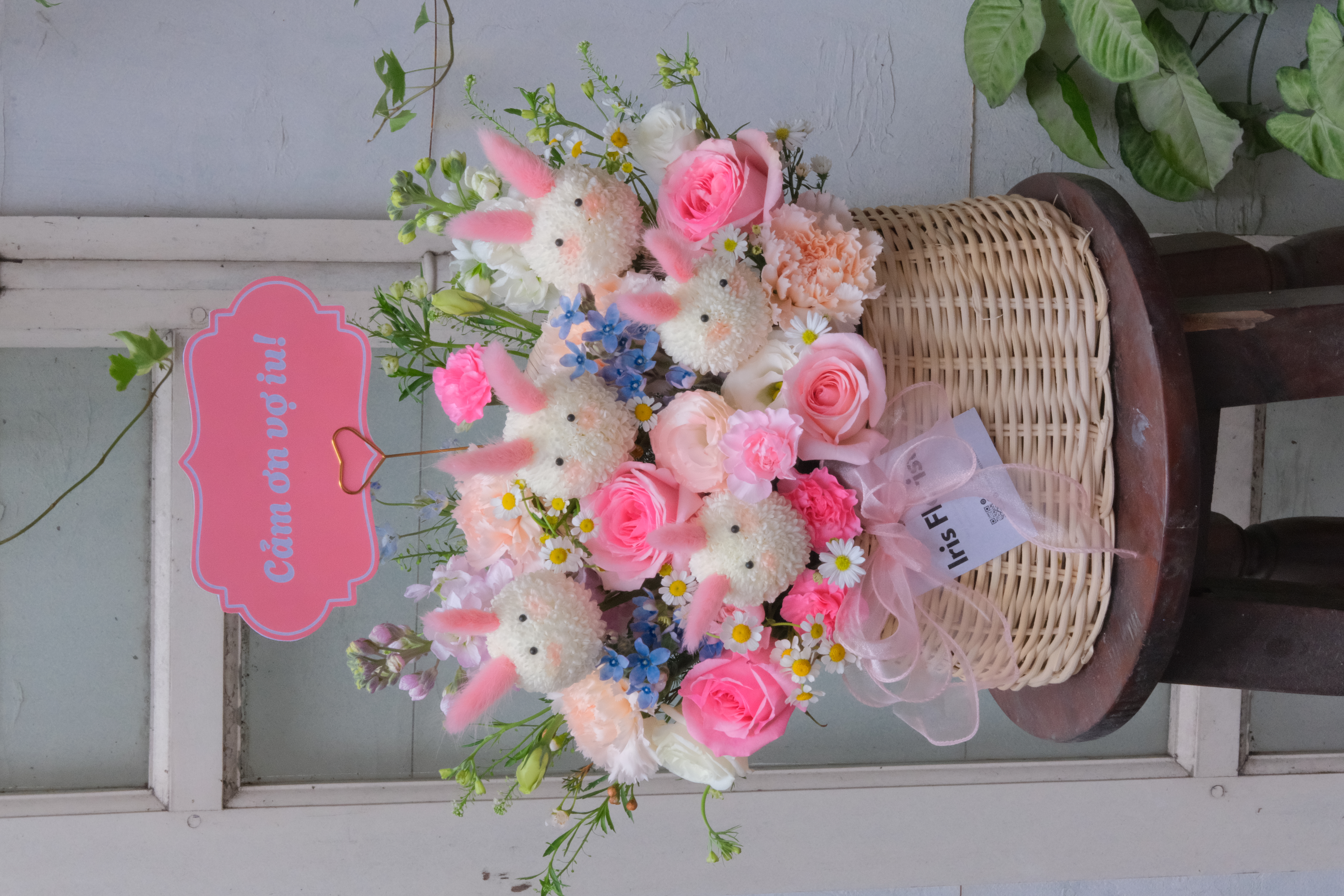 Giỏ hoa mây Thỏ hồng size M