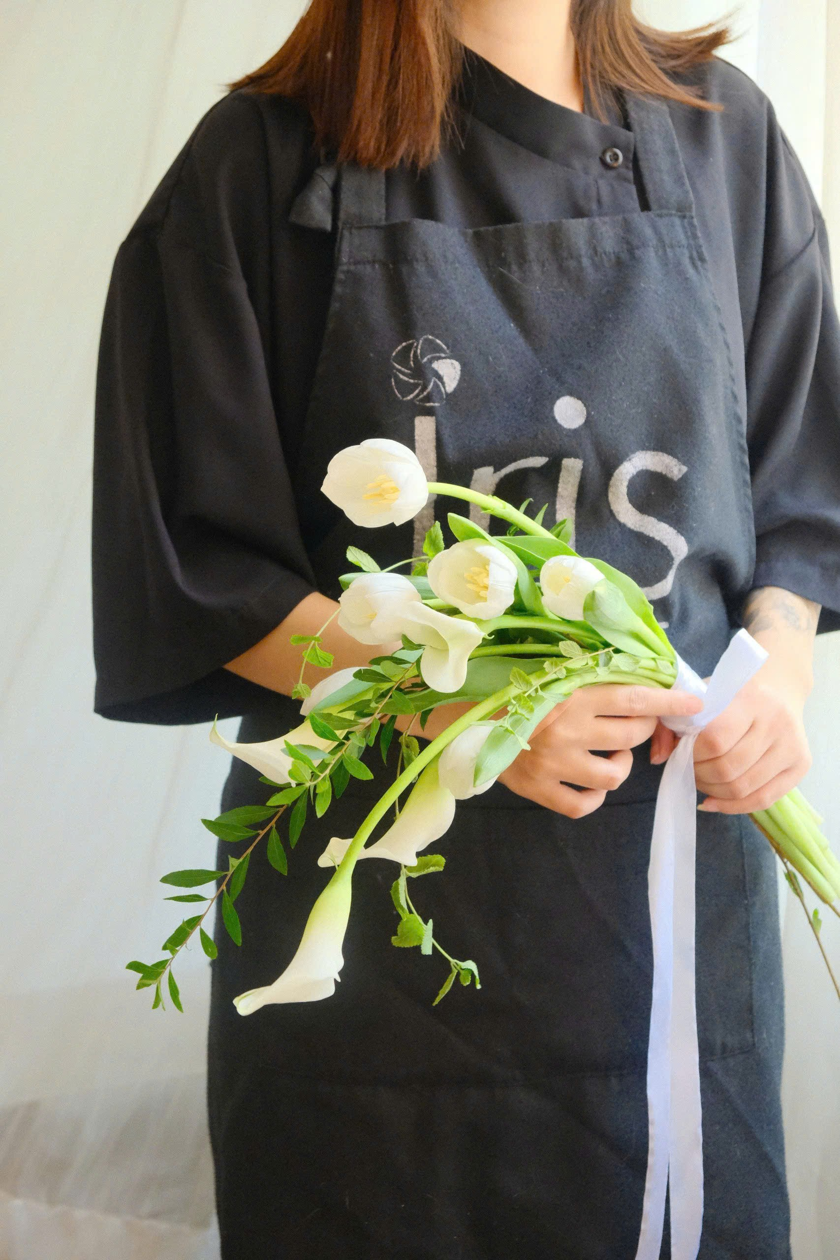 Bó hoa cưới Calla Lily mix Tulip dáng rủ