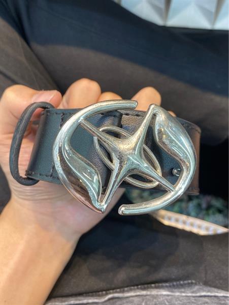 Thắt lưng kiểu khoá hoạ tiết ngôi sao 4 cánh.