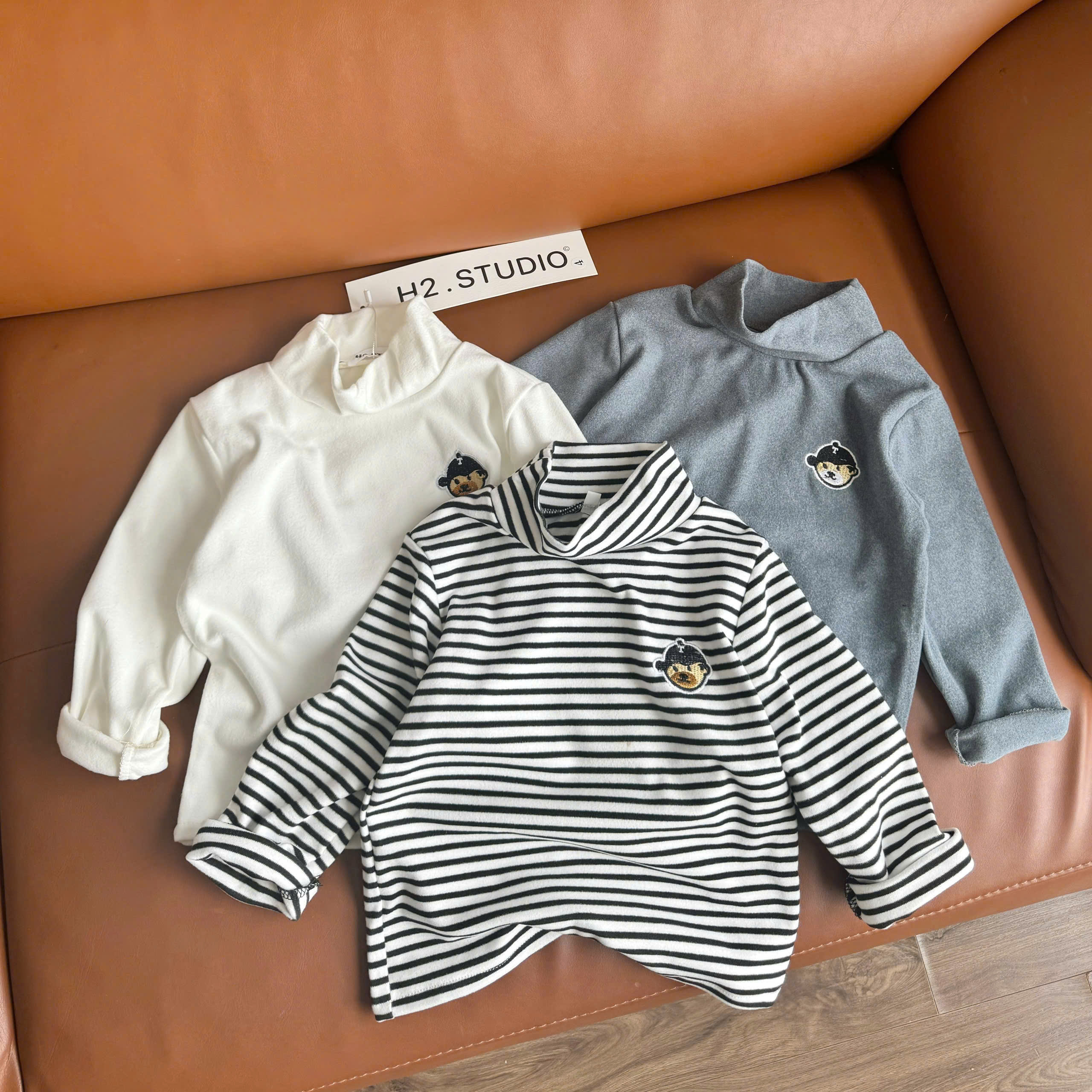 K71 SET 3 ÁO KẺ TRƠN GẤU ĐỘI MŨ- A106.259