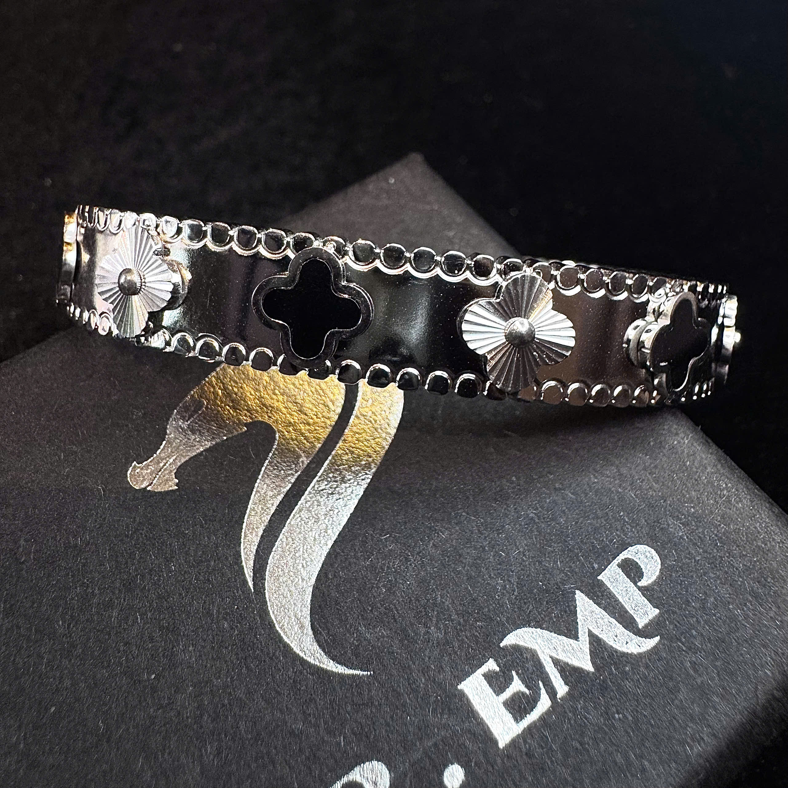 vòng tay titan cuff vca đen trơn_thumbnail_2