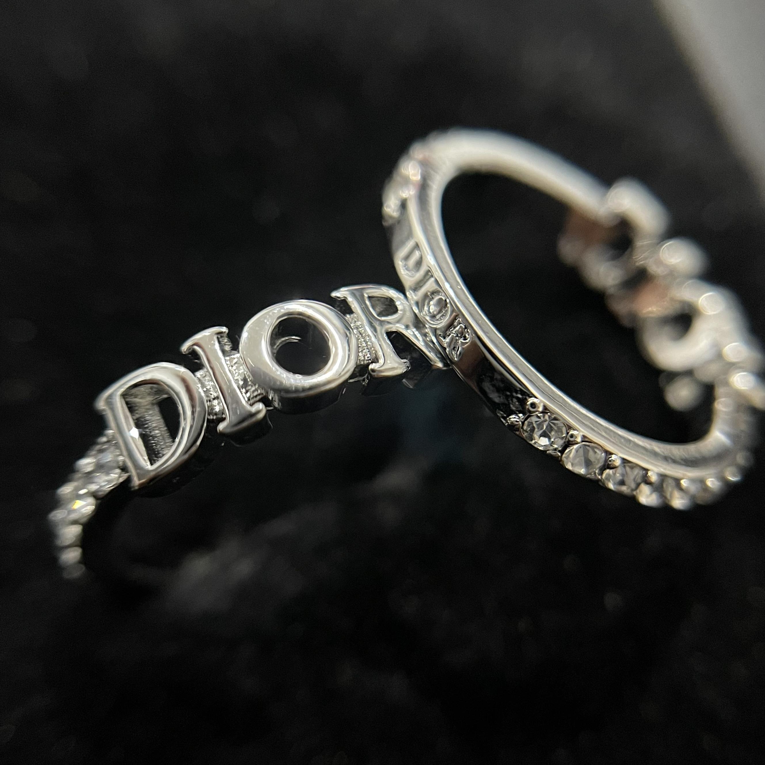 nhẫn kiểu khắc chữ DIOR viền kim cương sang trọng size 6