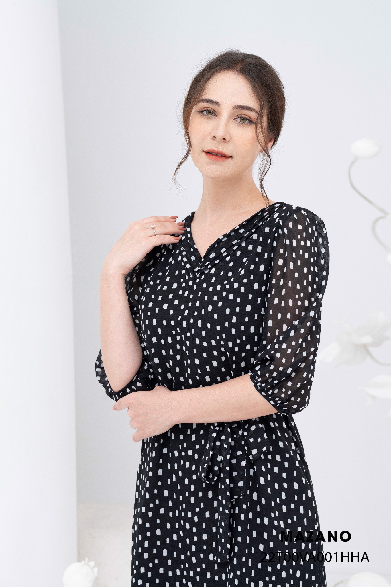 Đầm đen họa tiết thắt đai xếp ly cổ_thumbnail_2