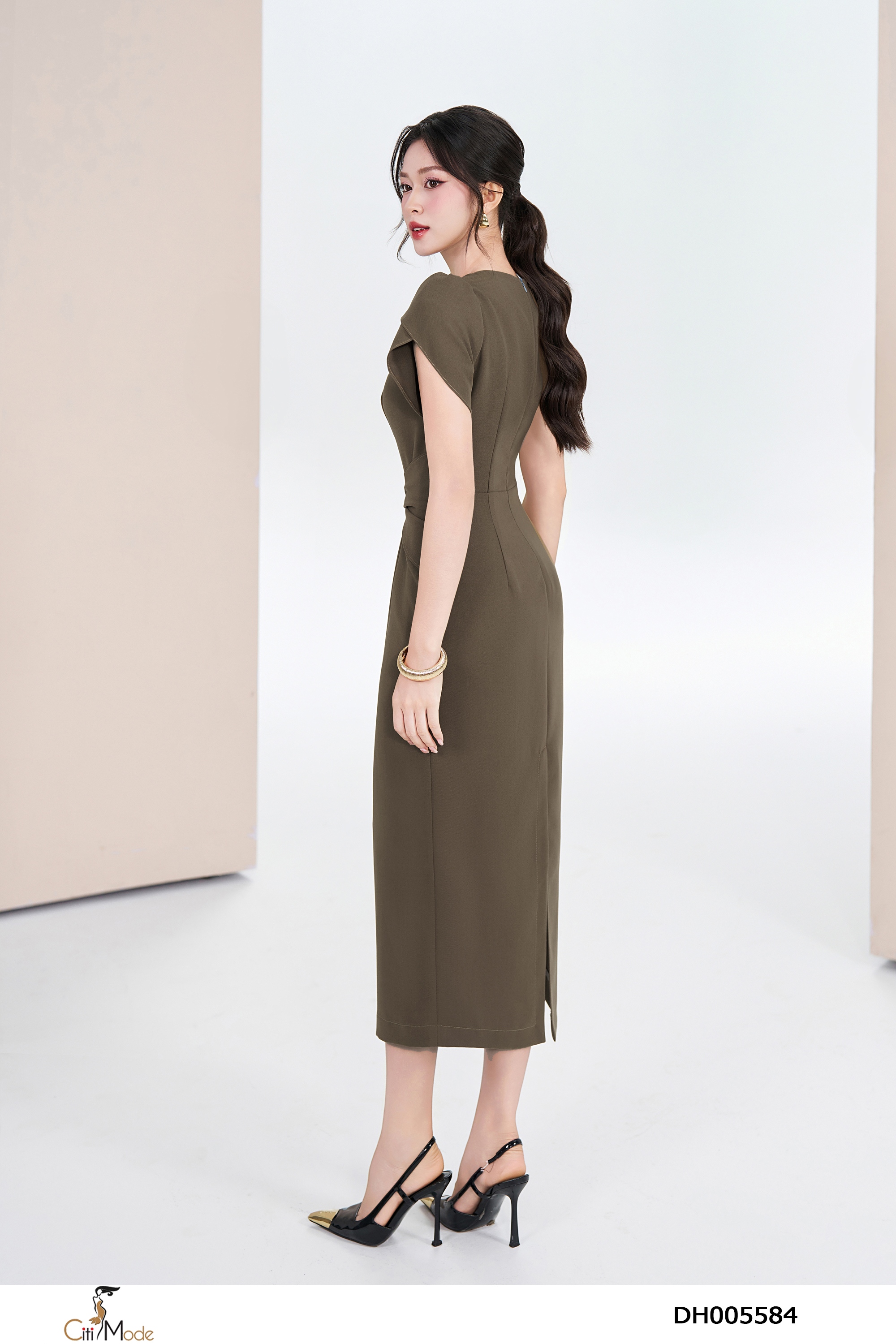 Đâm ôm A màu nâu nơ eo cổ tròn tay cách điệu