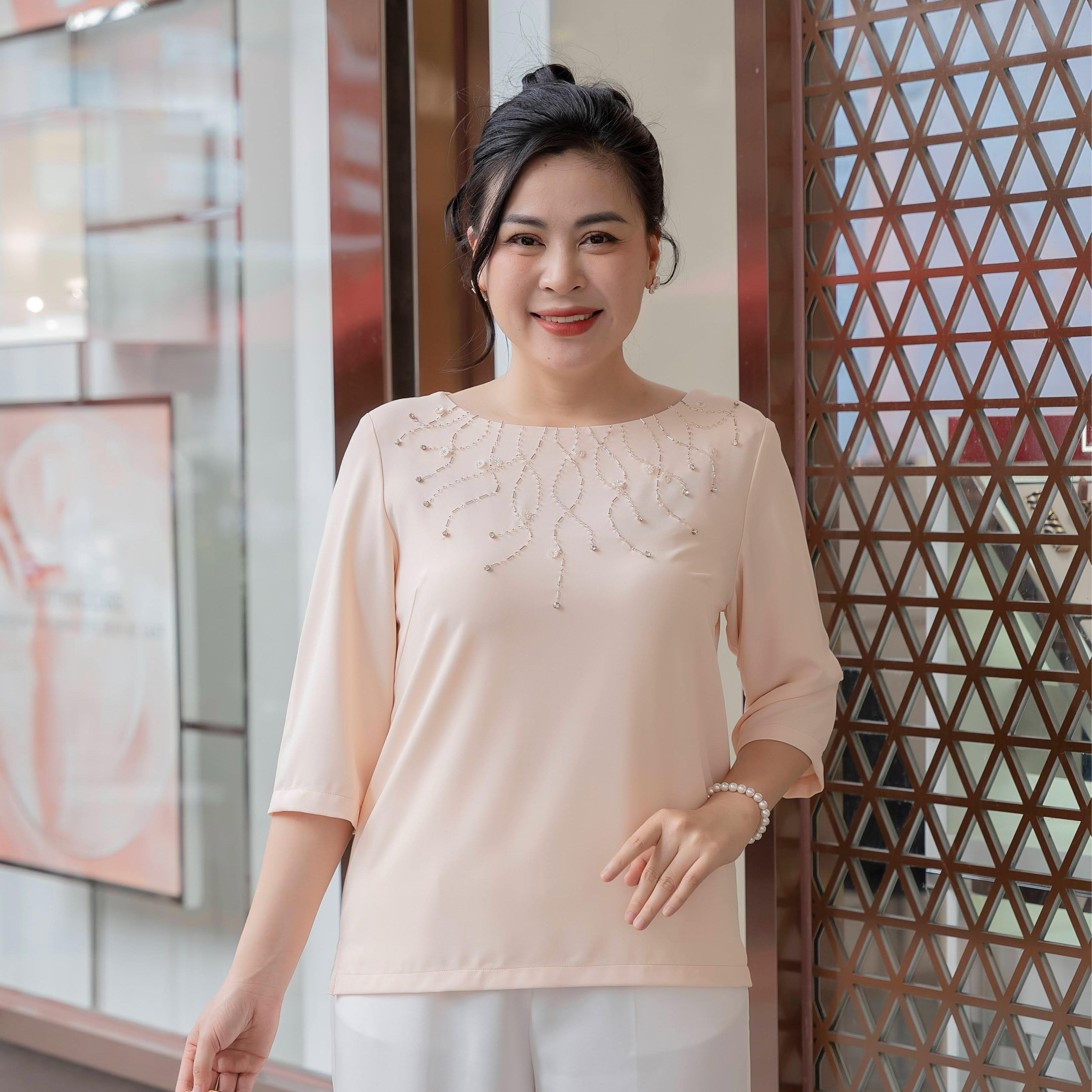 GUMOM - Áo Kiểu Trung Niên U50 U60 Cao Cấp Cổ Tròn Tay Lỡ đính kết thủ công hoa ngọc trai, kim sa và đá cao cấp Sang Trọng Cho Nữ - Women Nhung Kem Xanh Nho Tua Rua Top Voi