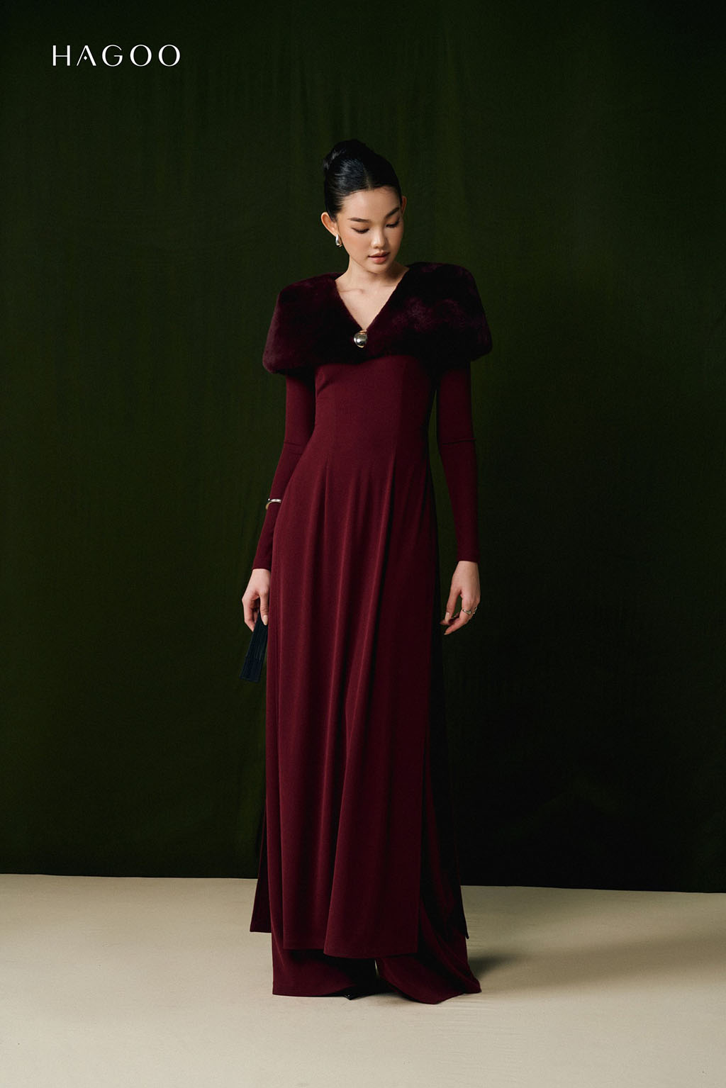 Màu đỏ đô lại mang sắc thái quyến rũ, sang trọng