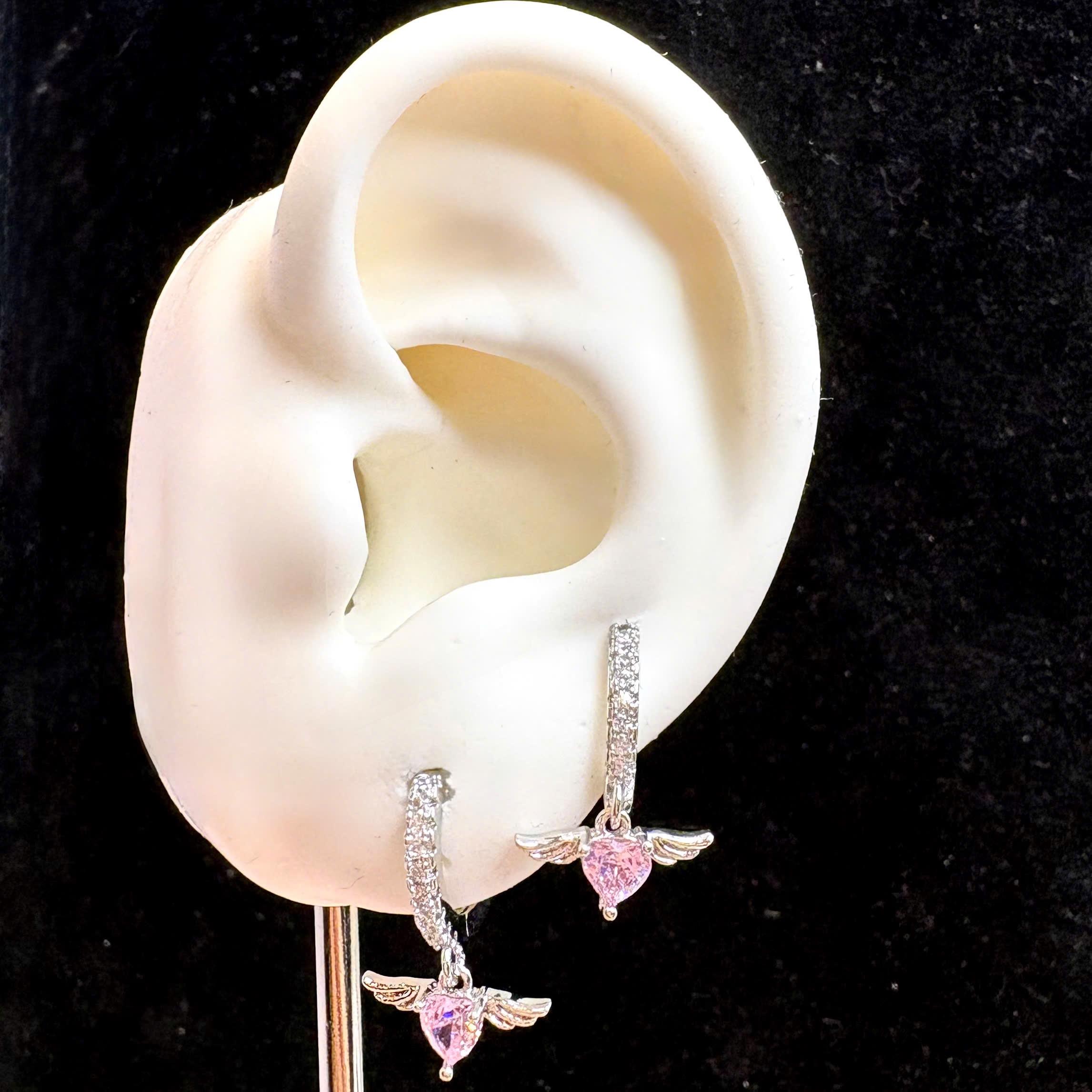 Khuyên vòng kiểu rơi tim hồng