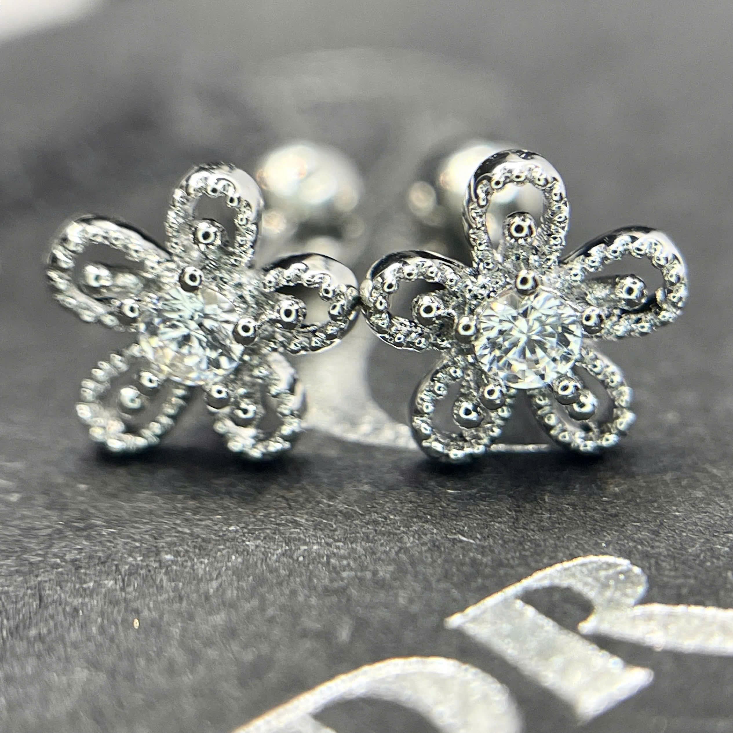 Khuyên kiểu hoa trắng 5 cánh tròn dẹt_thumbnail_1