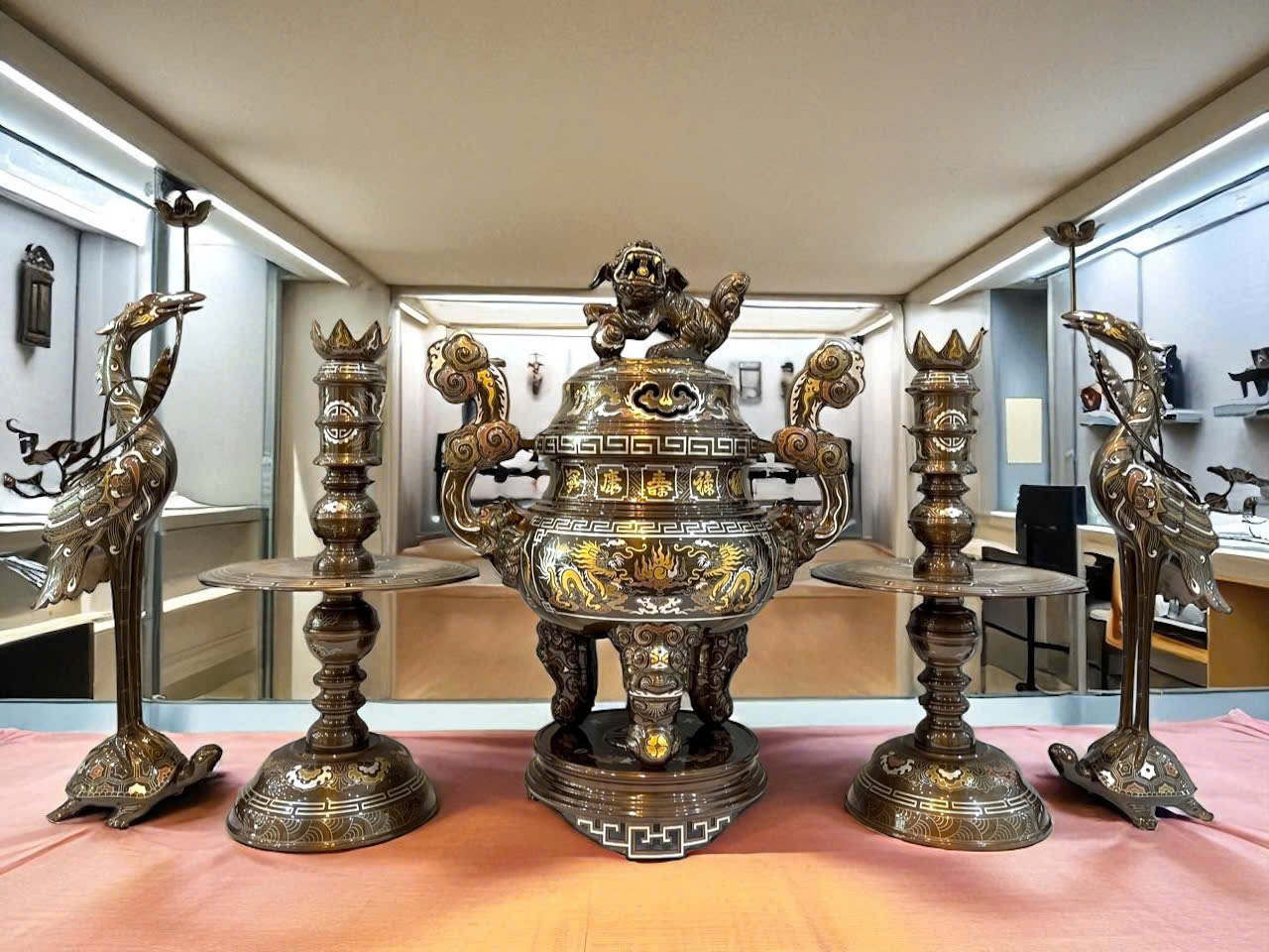 Bộ đồ thờ ngũ sự cao 70cm khảm ngũ sắc kỹ đúc đồng đỏ 