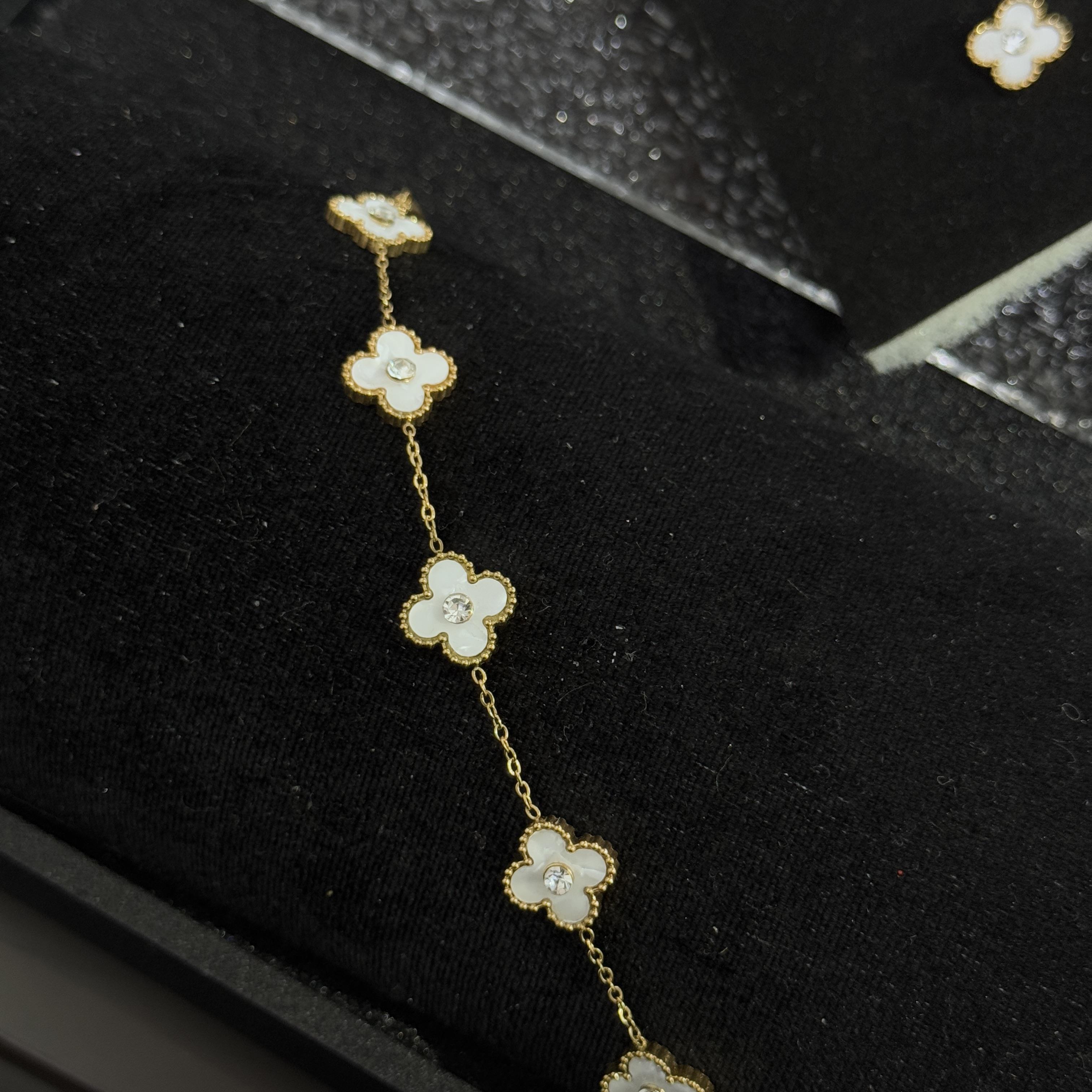 set ba món Van Cleef and Arpels hình nụ trắng titan._thumbnail_1