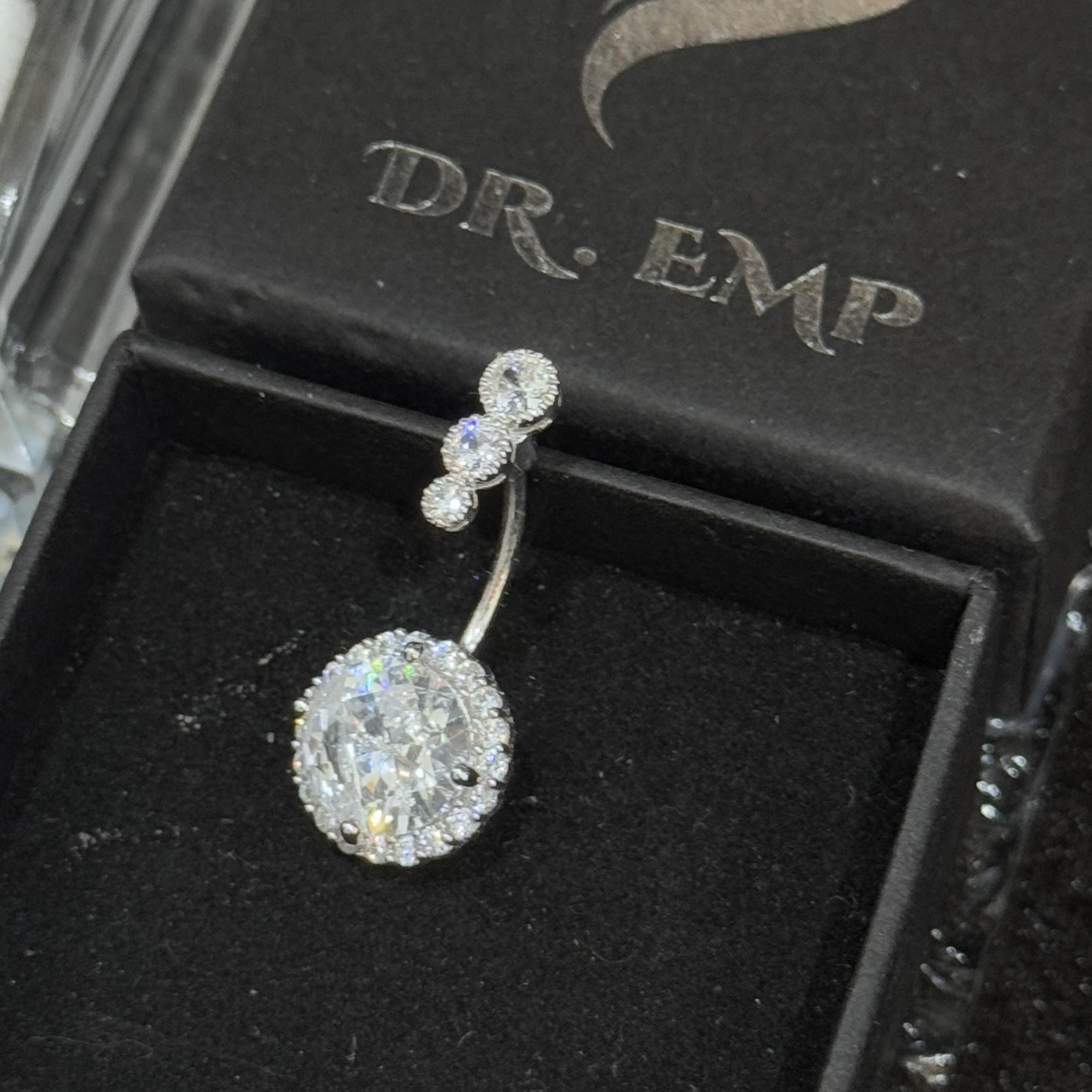 rốn bạc kim cương đá chấu to sáng lấp lánh đúng sang ba kim cương nhỏ trên đầu _thumbnail_1