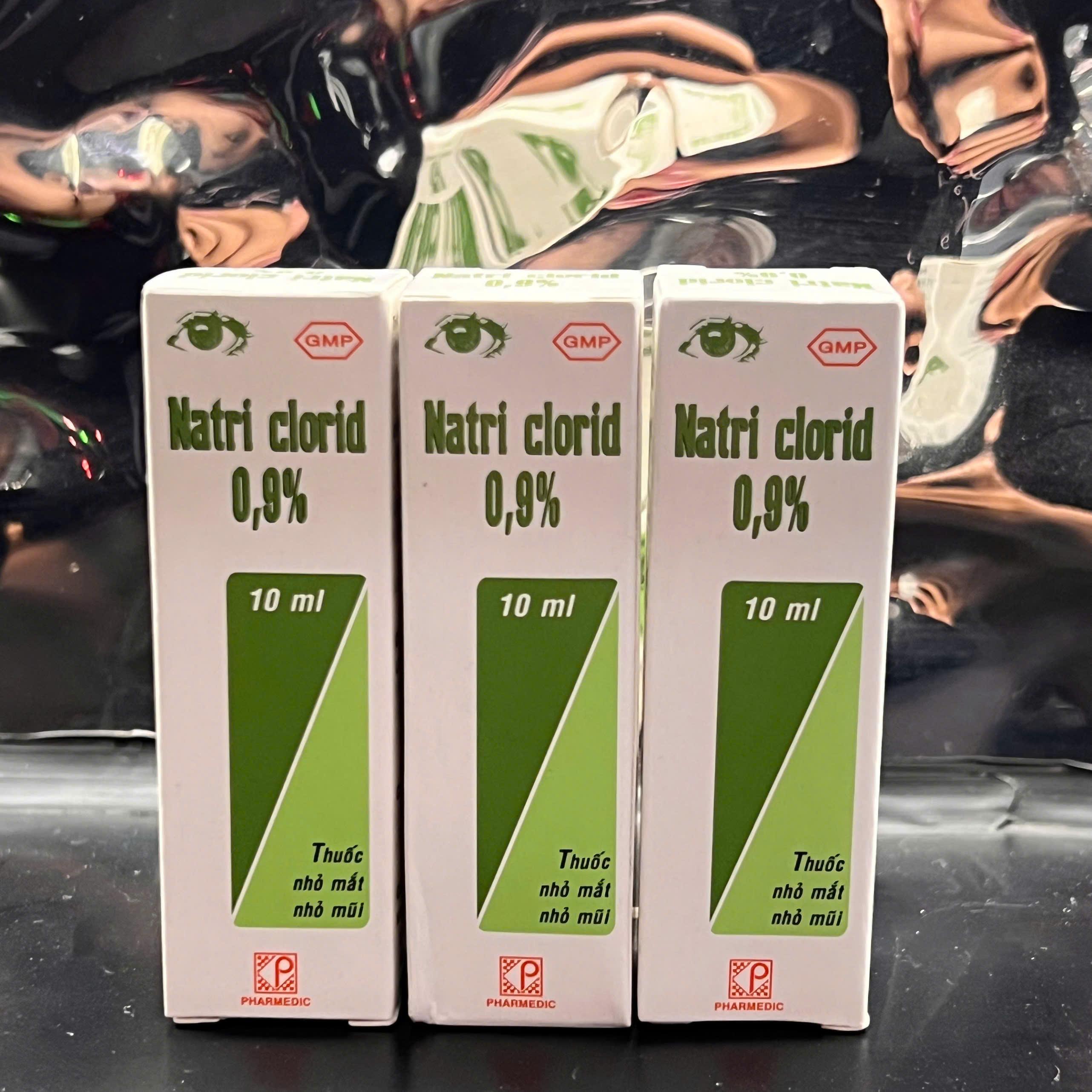 Nước muối sinh lí lẻ.