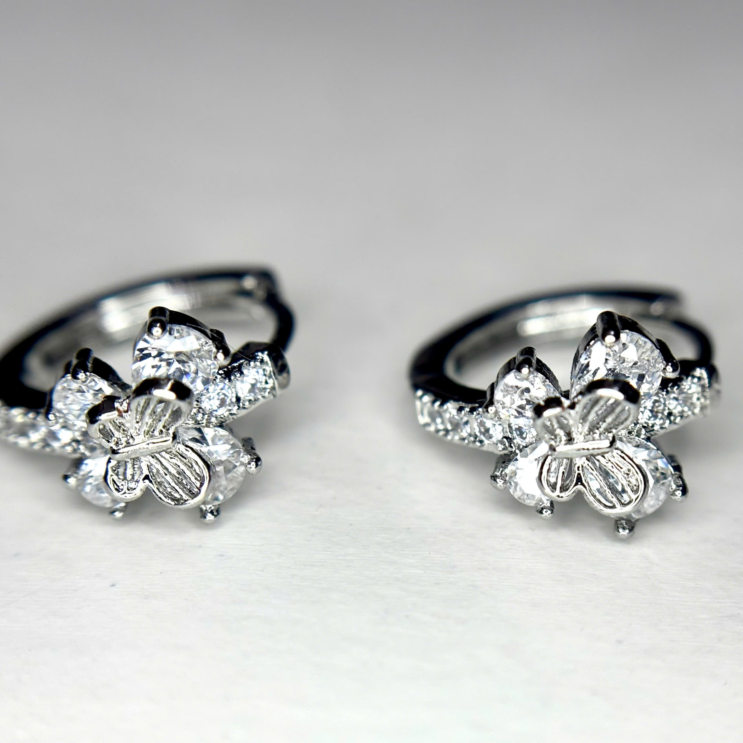 Khuyên vòng kiểu 2 bướm trắng size 10