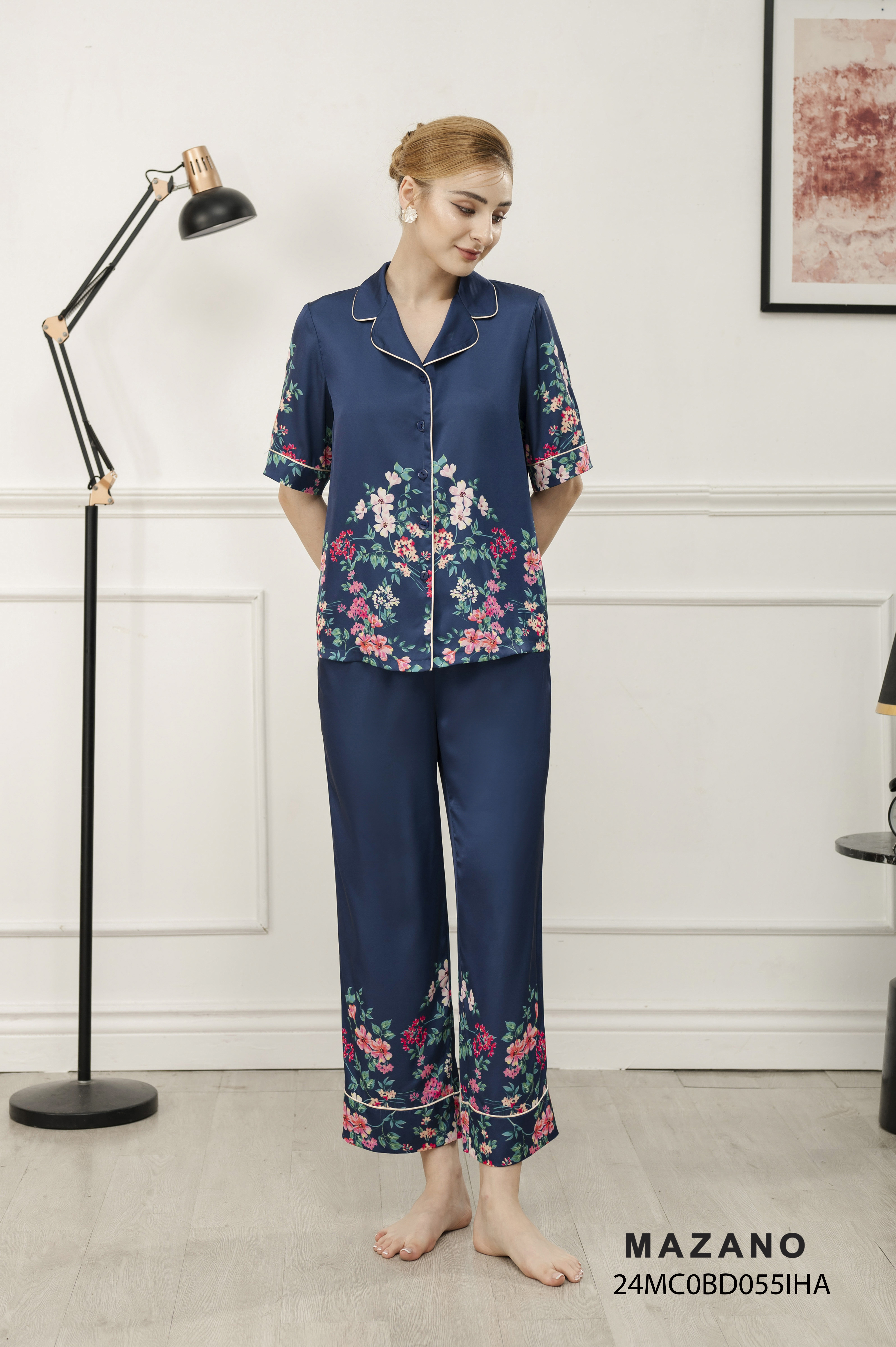 Bộ mặc nhà suông Vải lụa mỏng  Họa tiết in hoa bố cục  Cổ bẻ ve Tay ngắn Dài quần tới mắt cá chân màu xanh than_thumbnail_3