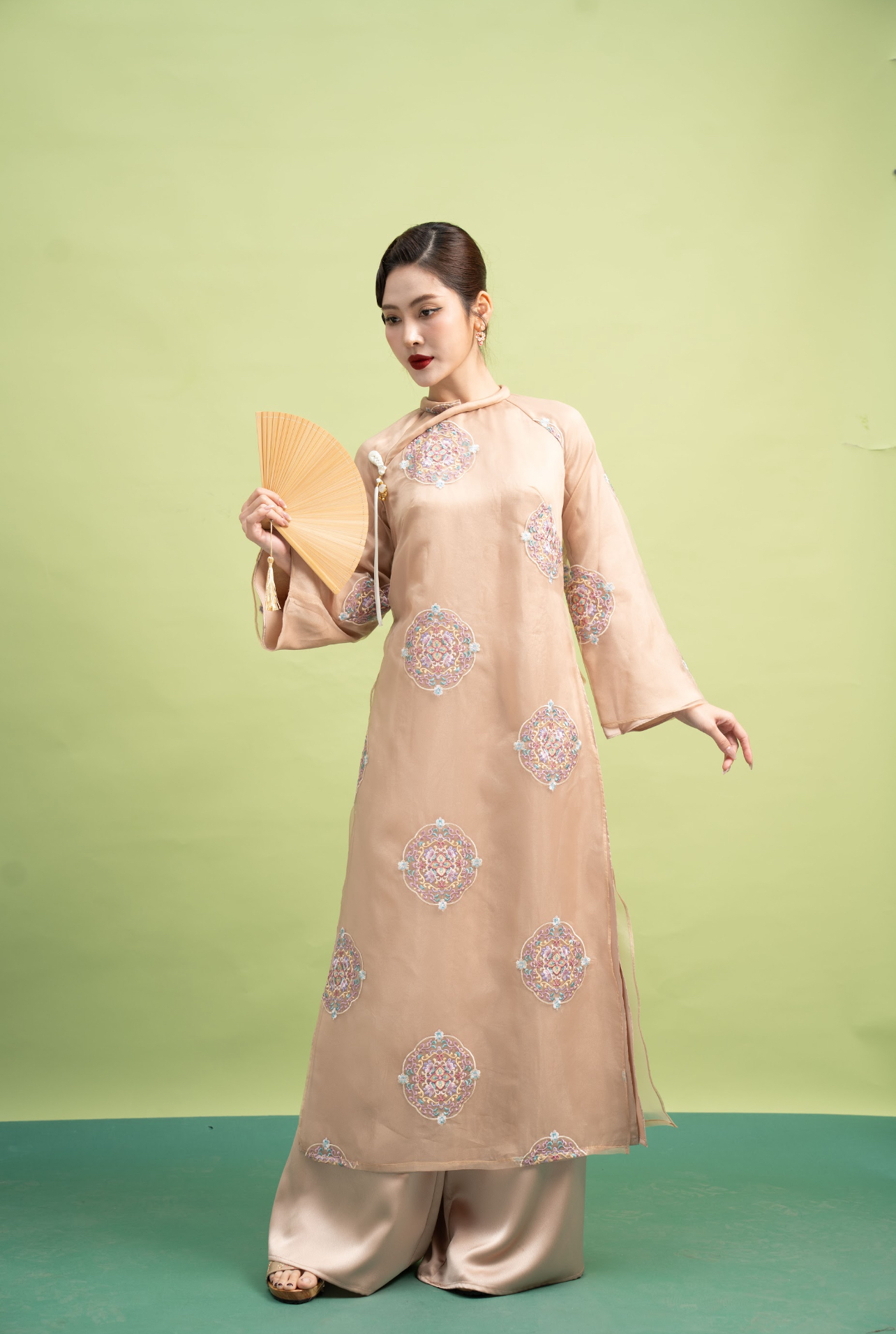 Áo dài 4 tà tơ thêu nâu phối cổ bông