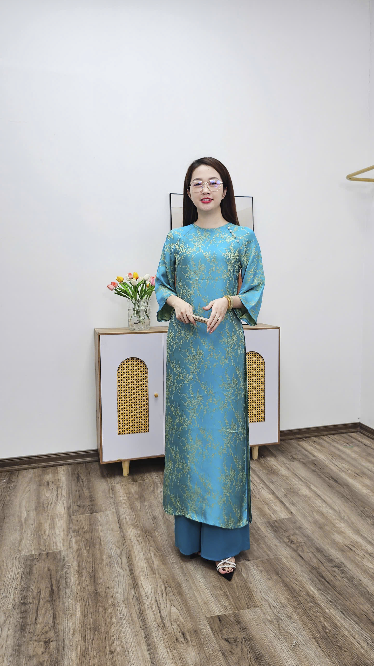 CT290 áo dài cách tân tơ tằm hoa đào xanh ngọc ánh vàng_thumbnail_4