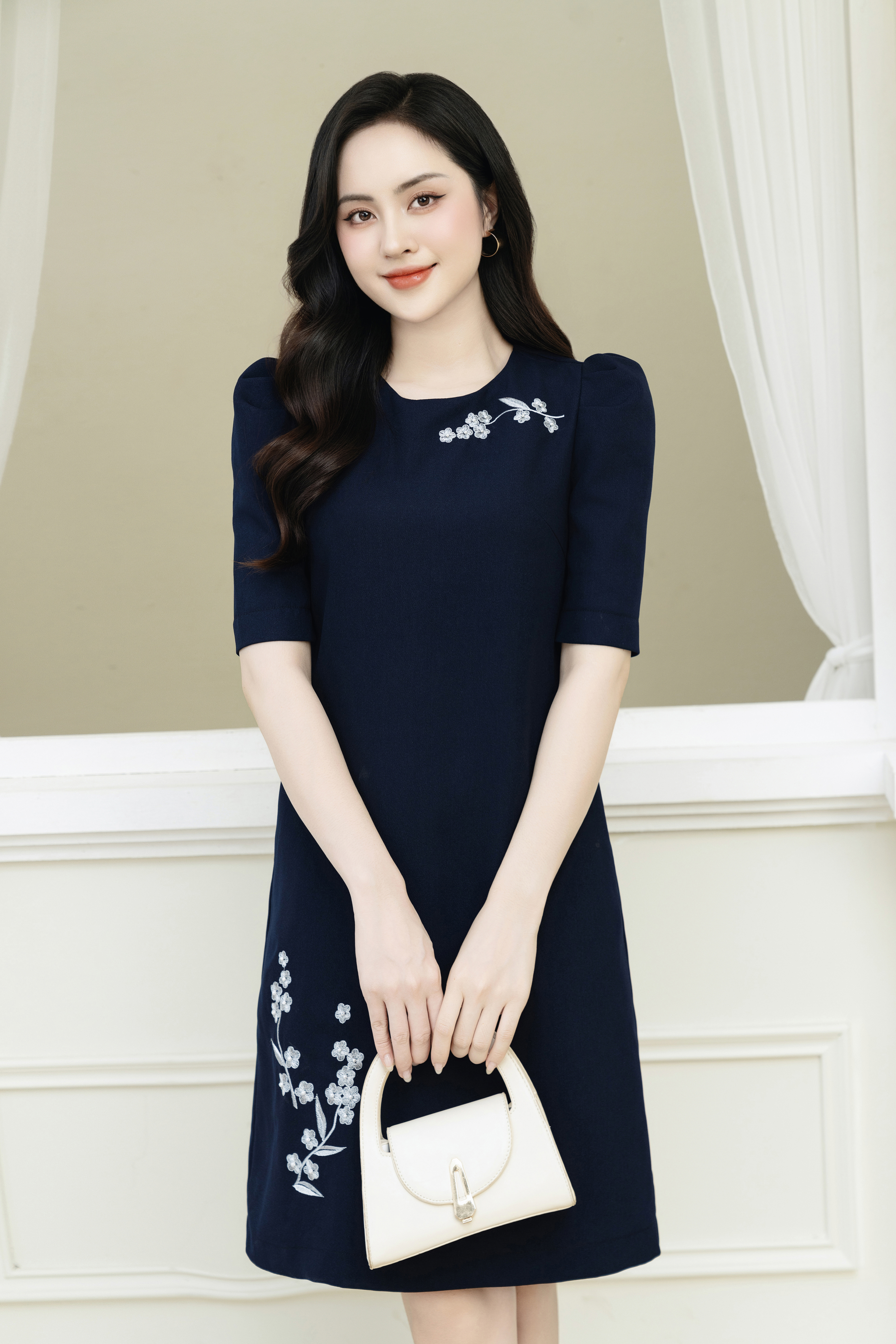 Đầm suông xanh thêu hoa trắng_thumbnail_0