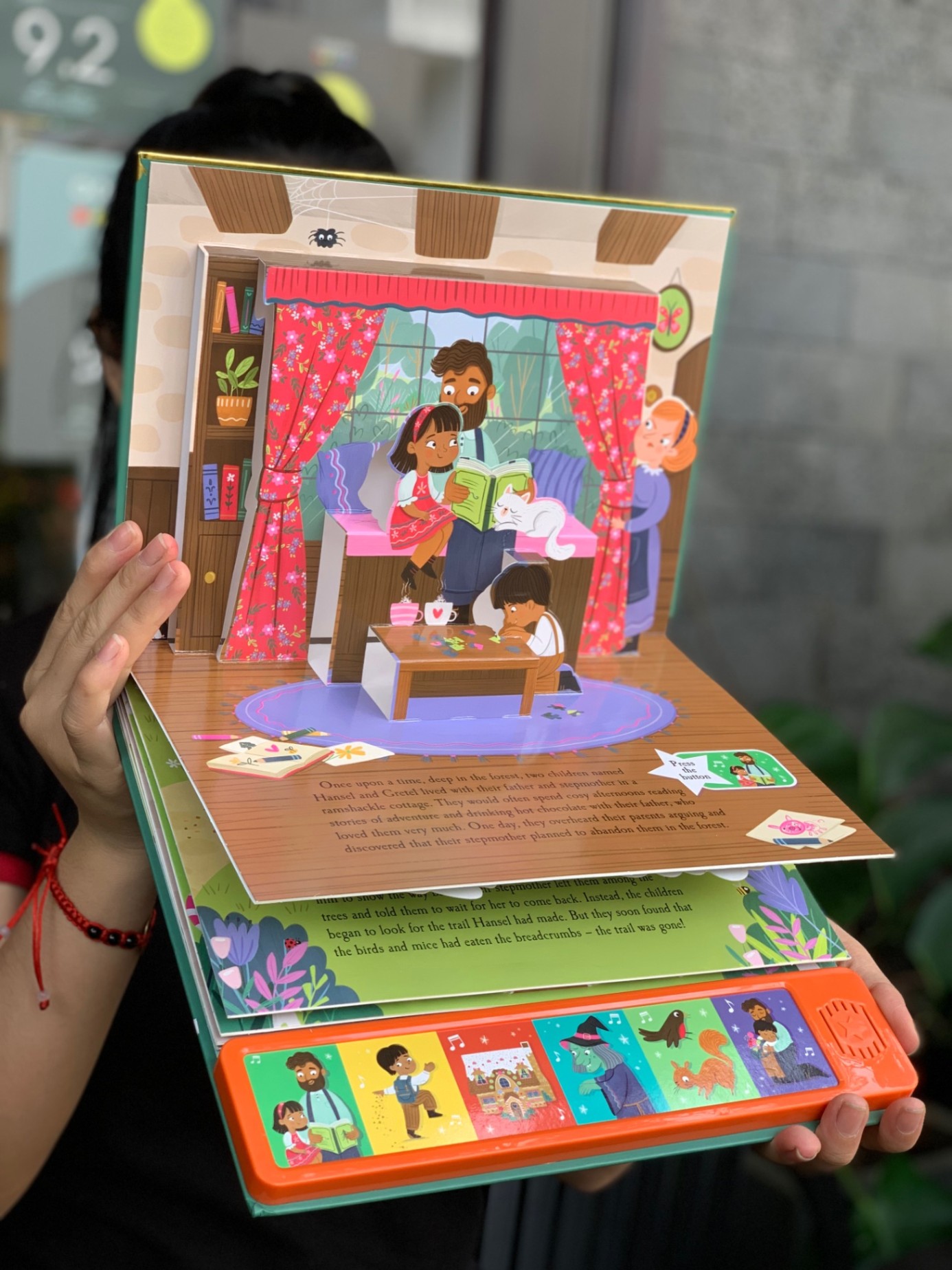 FAIRYTALES POP-UP SOUND BOOK: HANSEL & GRETEL (North Parade)_thumbnail_7