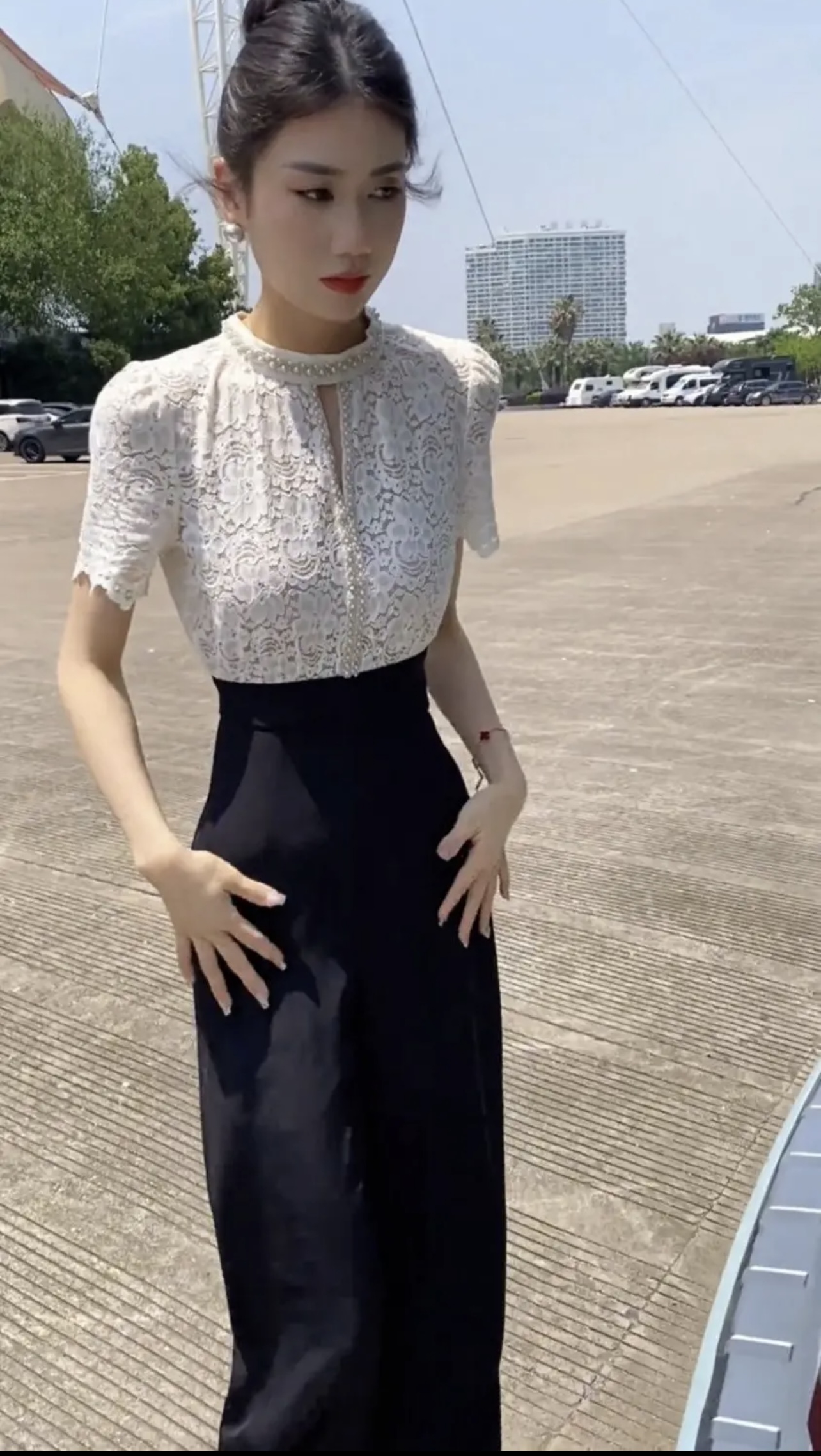 Jump phối ren cổ tròn đính đá phong cách_thumbnail_1