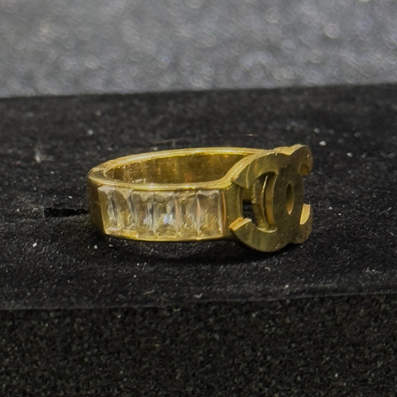 nhẫn kiểu titan vàng Chanel trơn viền kim cương size 7_thumbnail_3