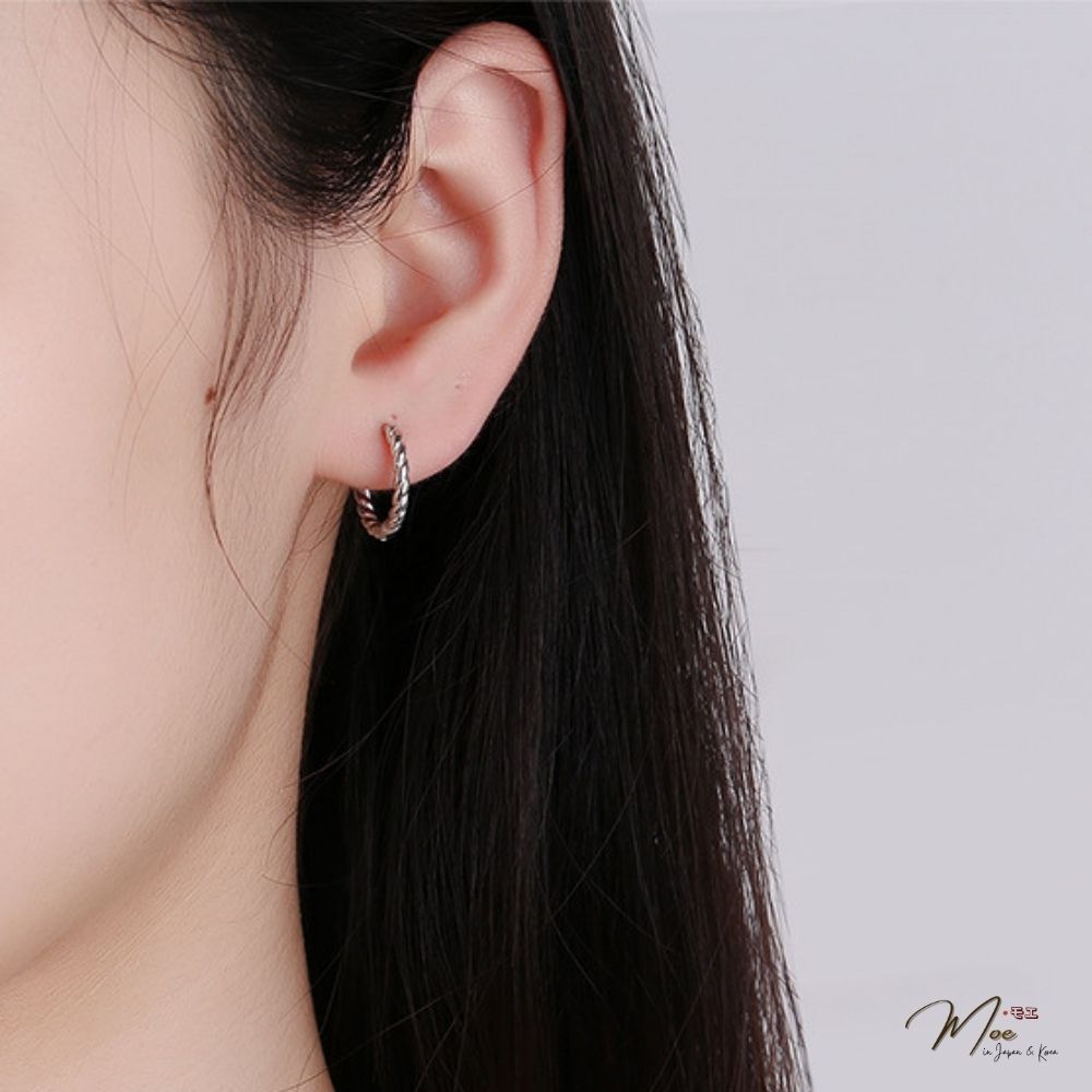 K217 - Khuyên tam bấm viền xoắn mảnh_thumbnail_1