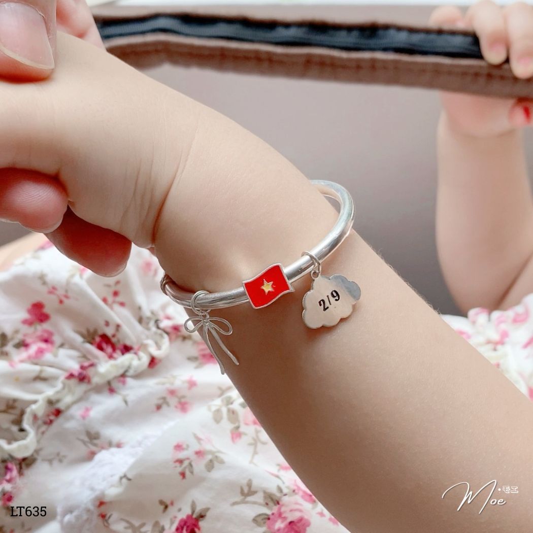 LT635 - Lắc tay vòng cứng lá cờ mix charm nơ & thẻ tên khắc_thumbnail_1