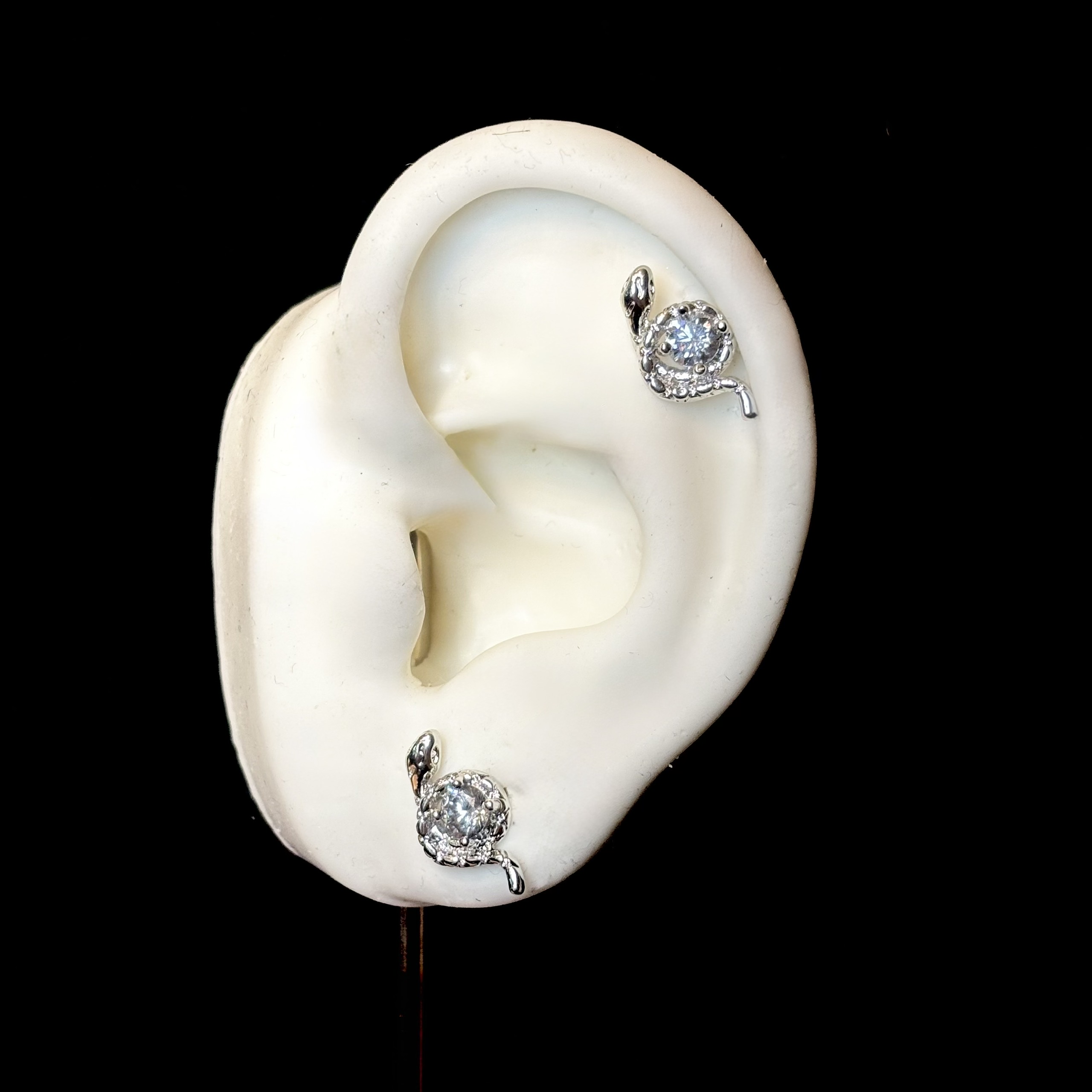 Khuyên kiểu rắn ôm đá trắng bi vặn_thumbnail_1