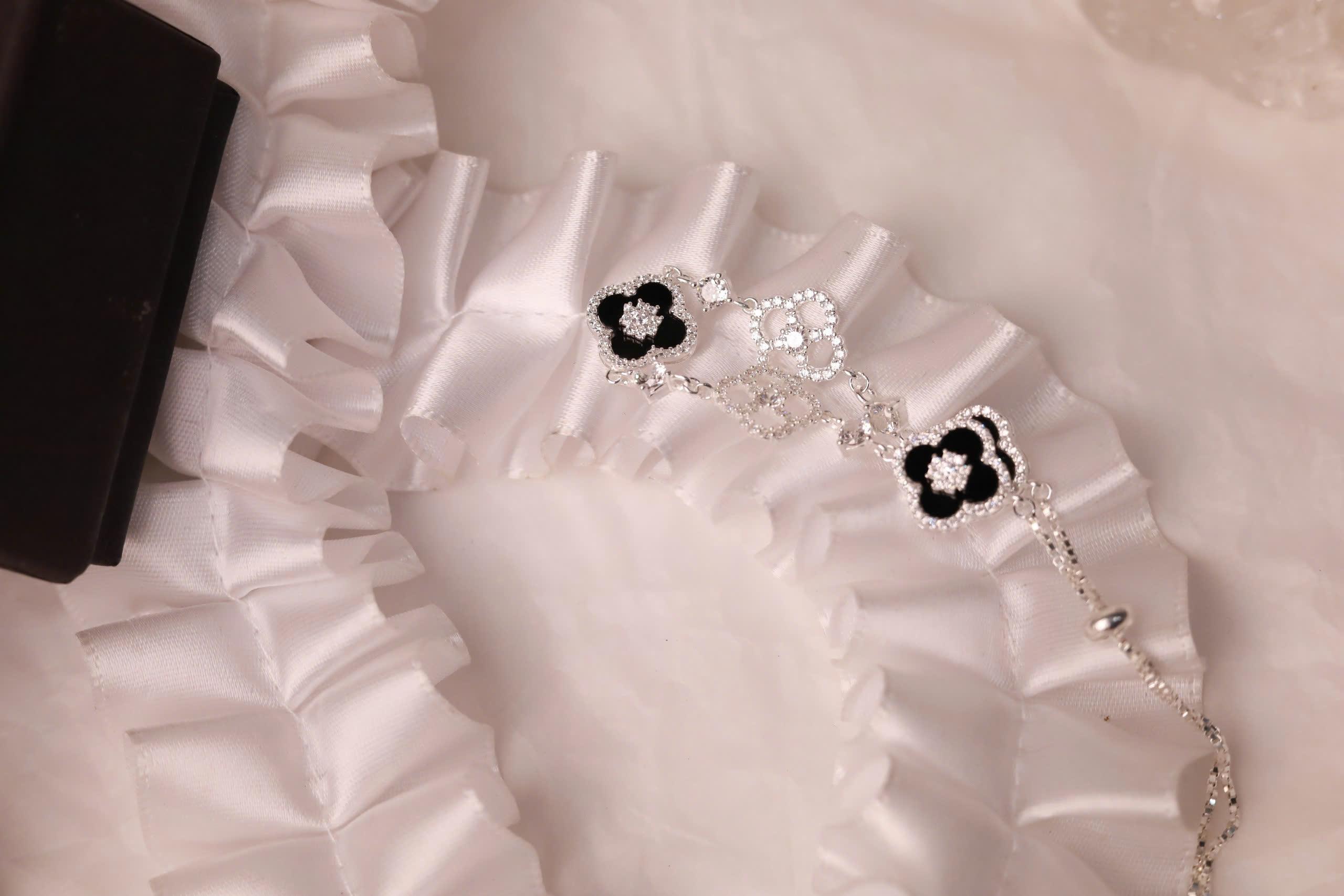 Vòng tay bạc cỏ 4 lá dây rút xi bạch kim xà cừ đen