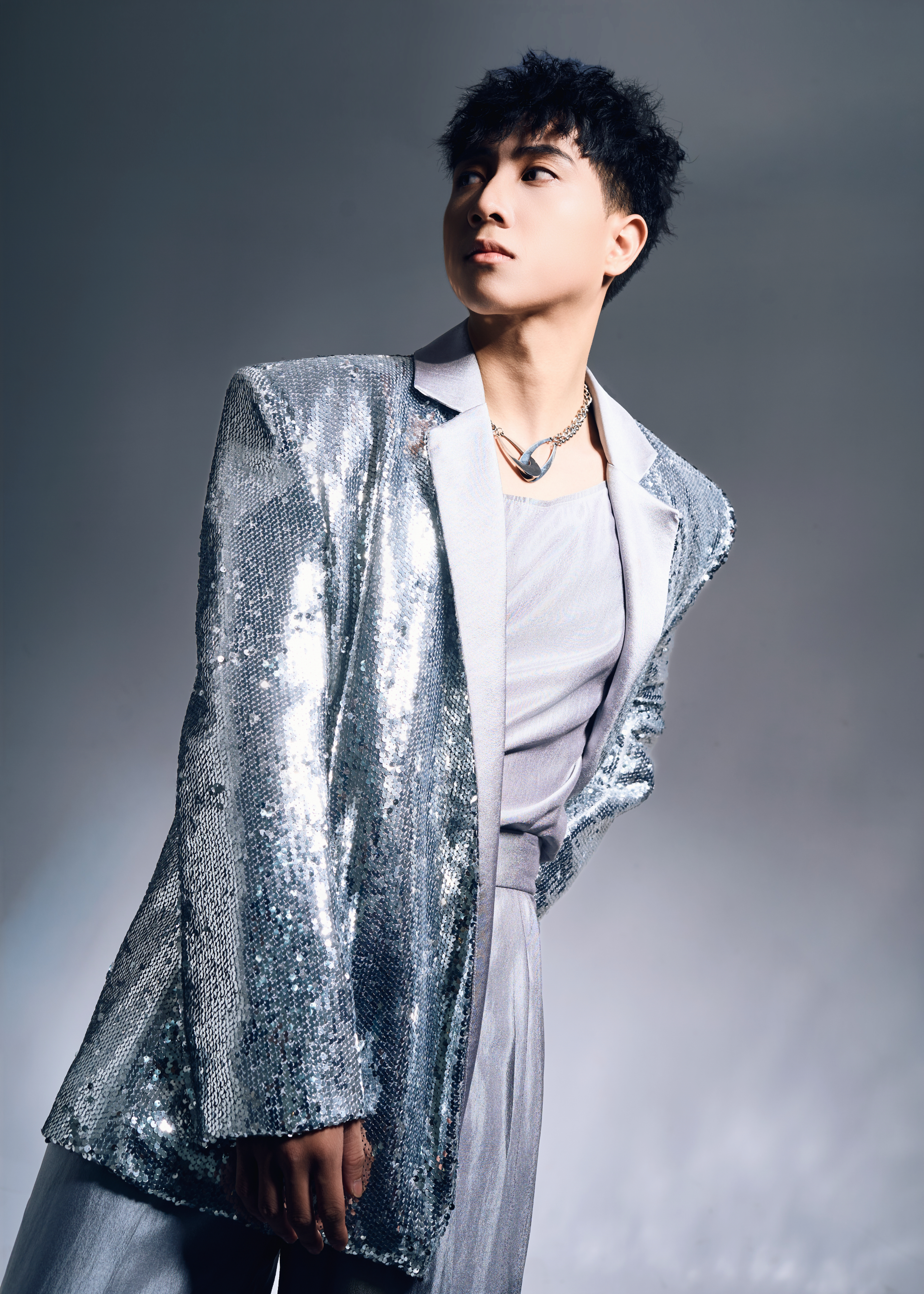 Vest ánh bạc sequin – Biểu tượng của sự tỏa sáng và cá tính đương đại_thumbnail_2