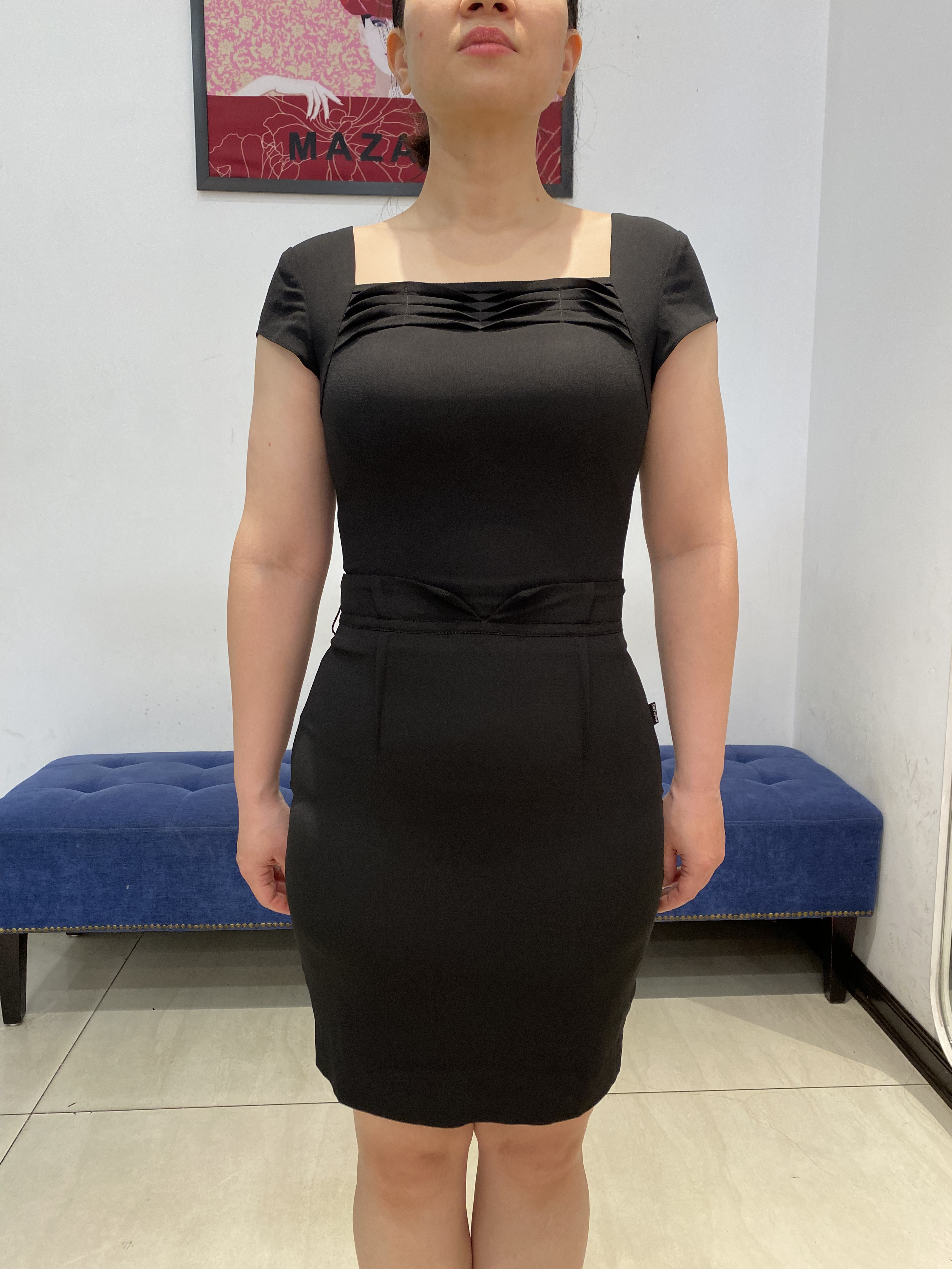 Đầm đen thân ôm tay hến cổ thuyền