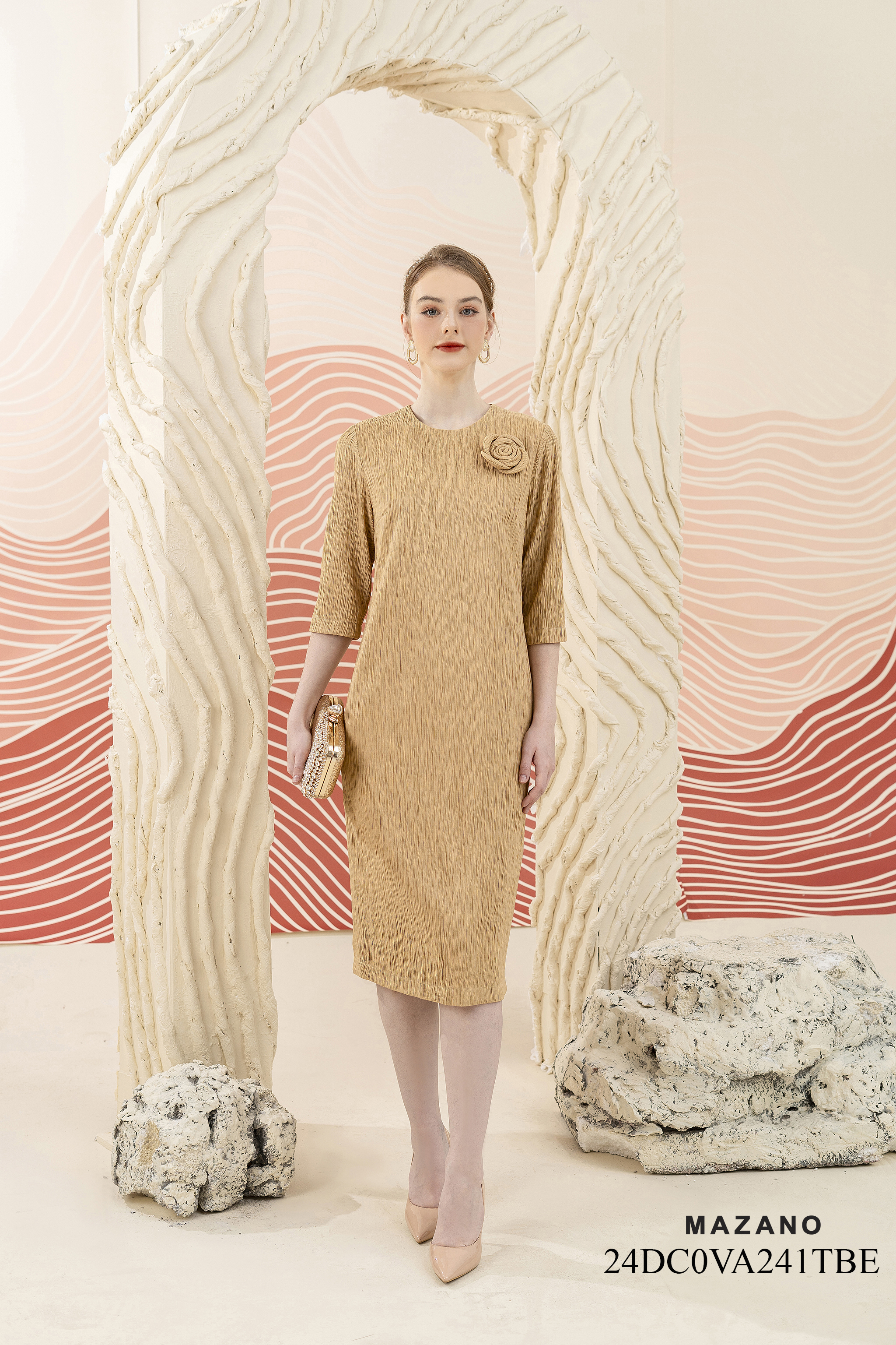 Váy Đầm suông Vải dệt kim dày màu be vàng Cổ tròn Dài tới bắp chân_thumbnail_0