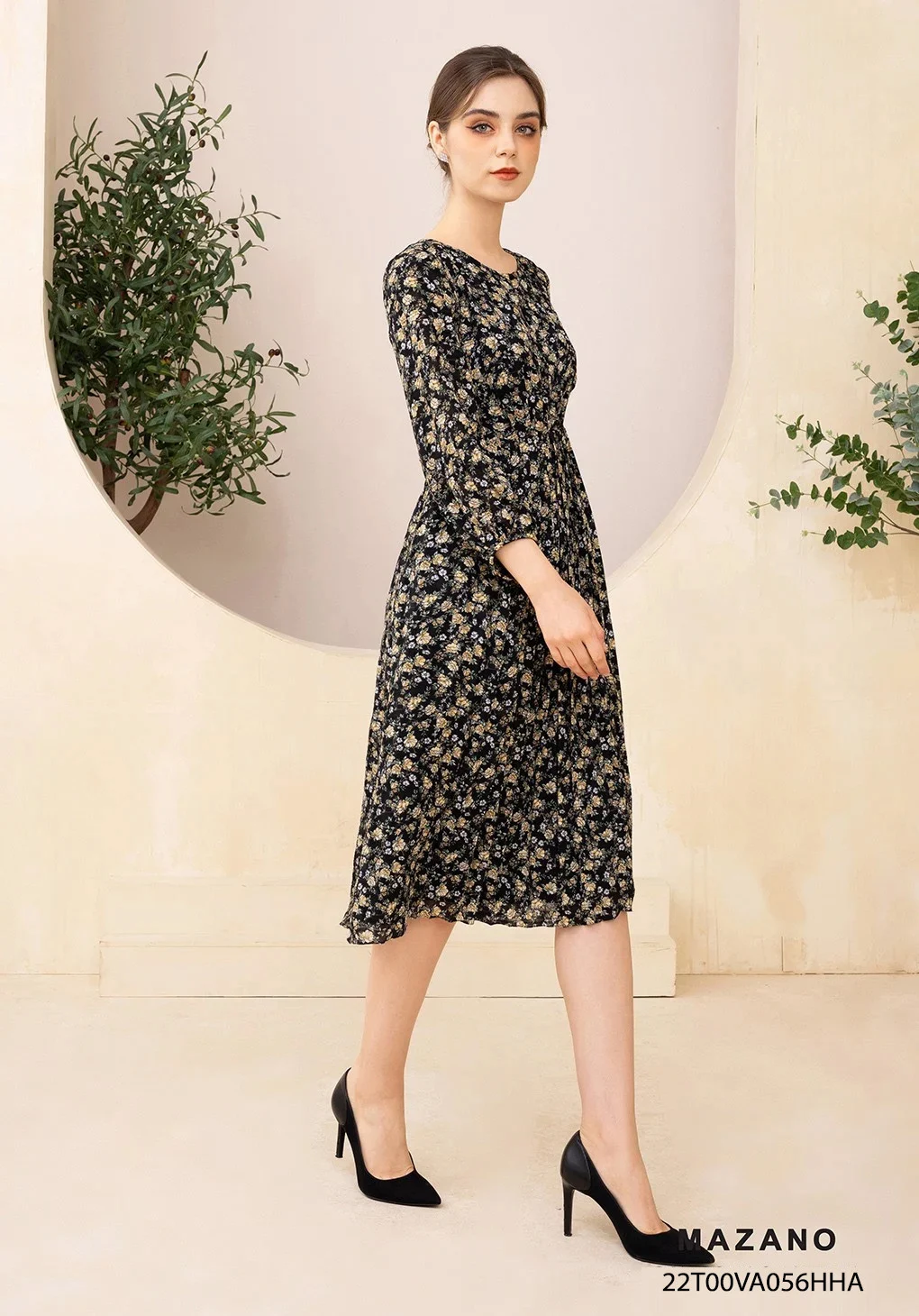 Đầm đen họa tiết eo cao chân xếp ly một phần_thumbnail_1